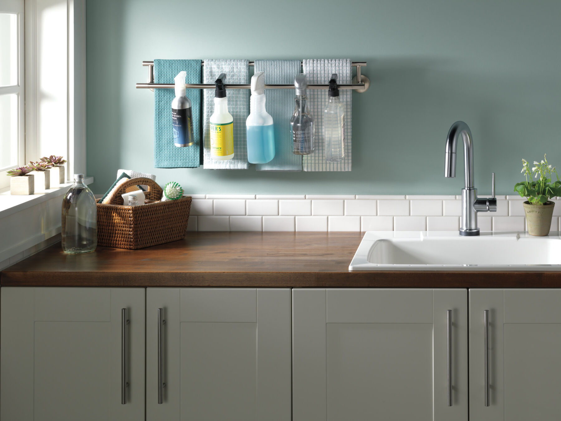 Single Handle Pull-Down Bar / Prep Faucet with Touch<sub>2</sub>O® Technology, image 2