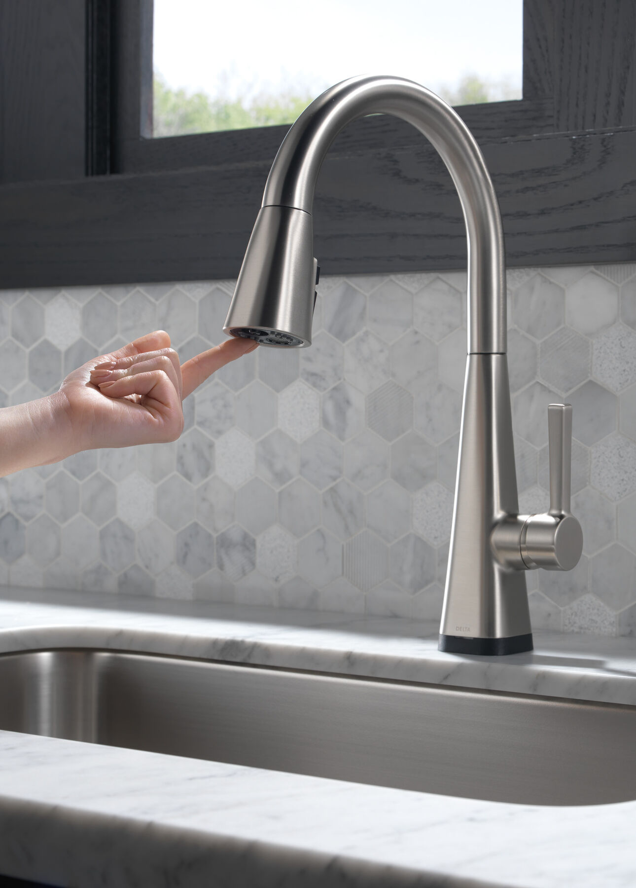 Single-Handle Pull-Down Kitchen Faucet with Touch<sub>2</sub>O® Technology, image 30