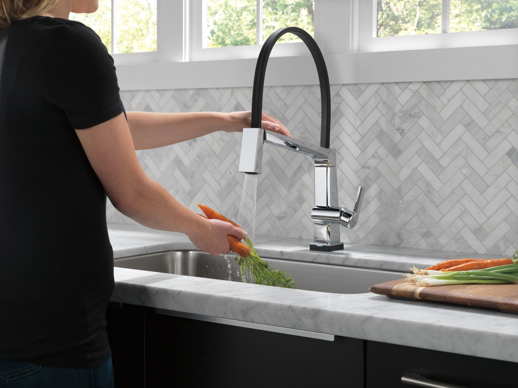 Single Handle Exposed Hose Kitchen Faucet with Touch<sub>2</sub>O Technology, image 3