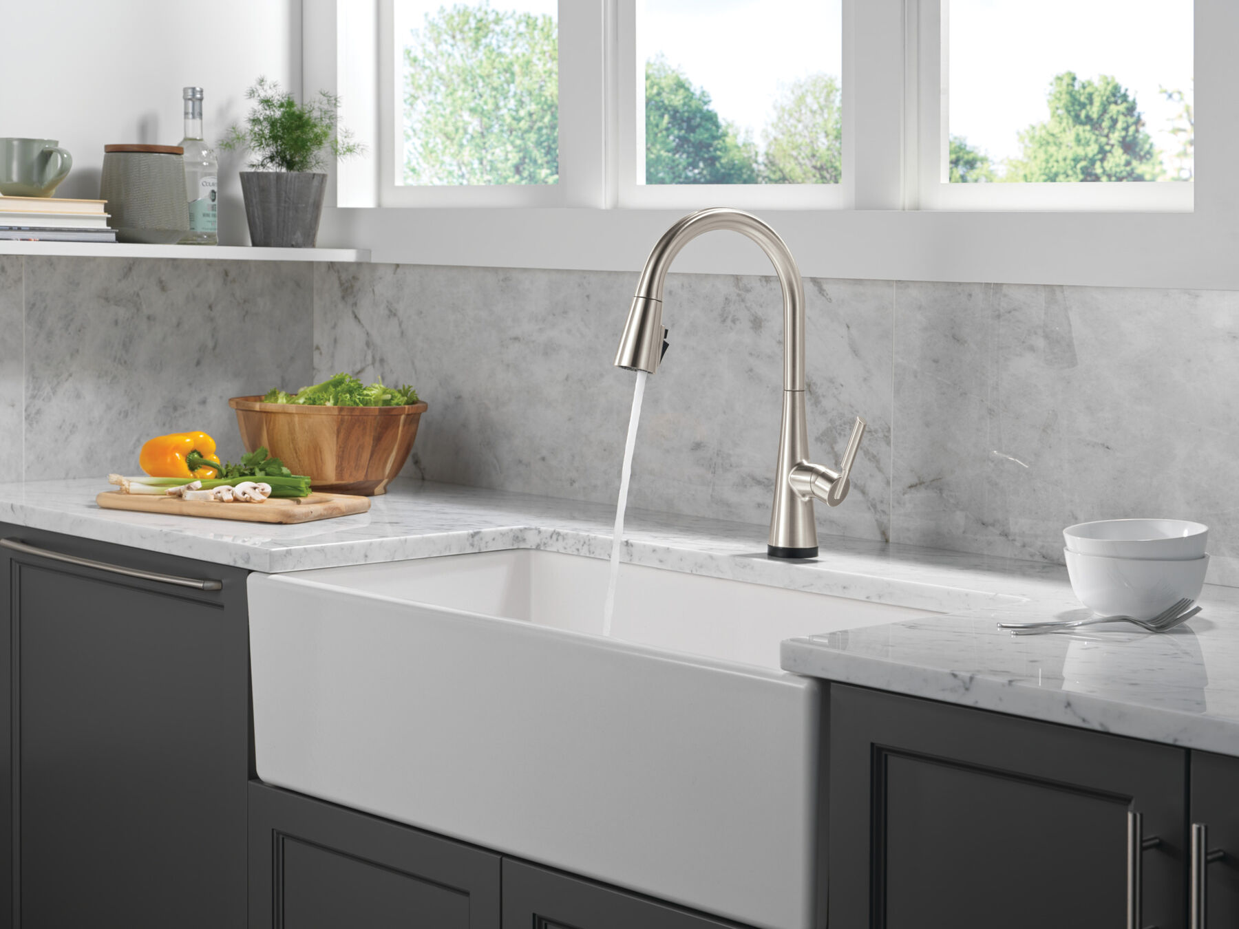 Single Handle Pull-Down Touch<sub>2</sub>O® Technology Kitchen Faucet with Touchless Technology, image 13