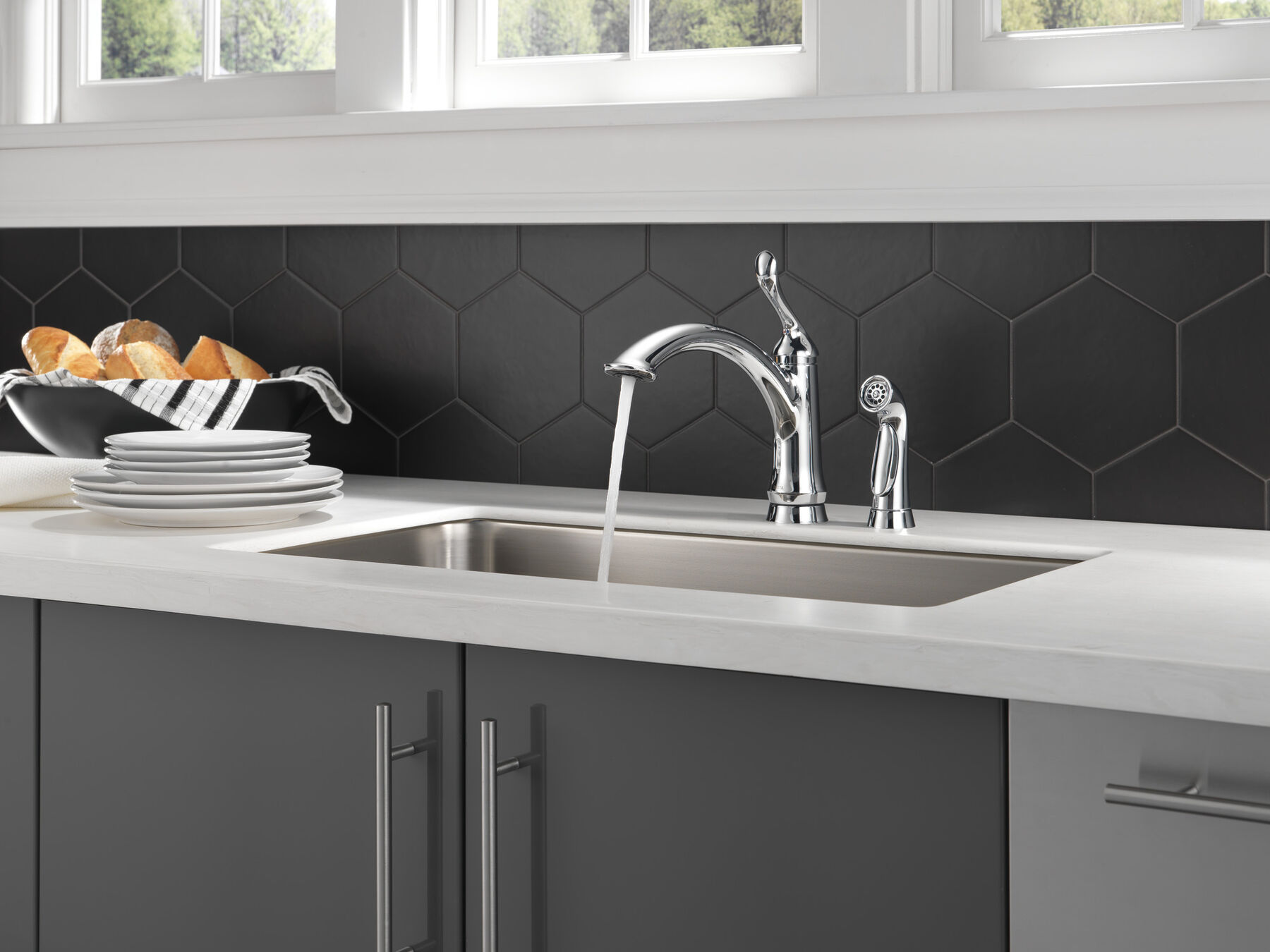 Single Handle Kitchen Faucet with Spray