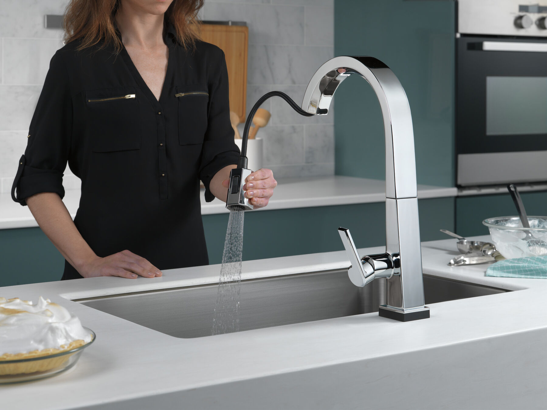 Single Handle Pull-Down Kitchen Faucet with Touch<sub>2</sub>O® Technology, image 3