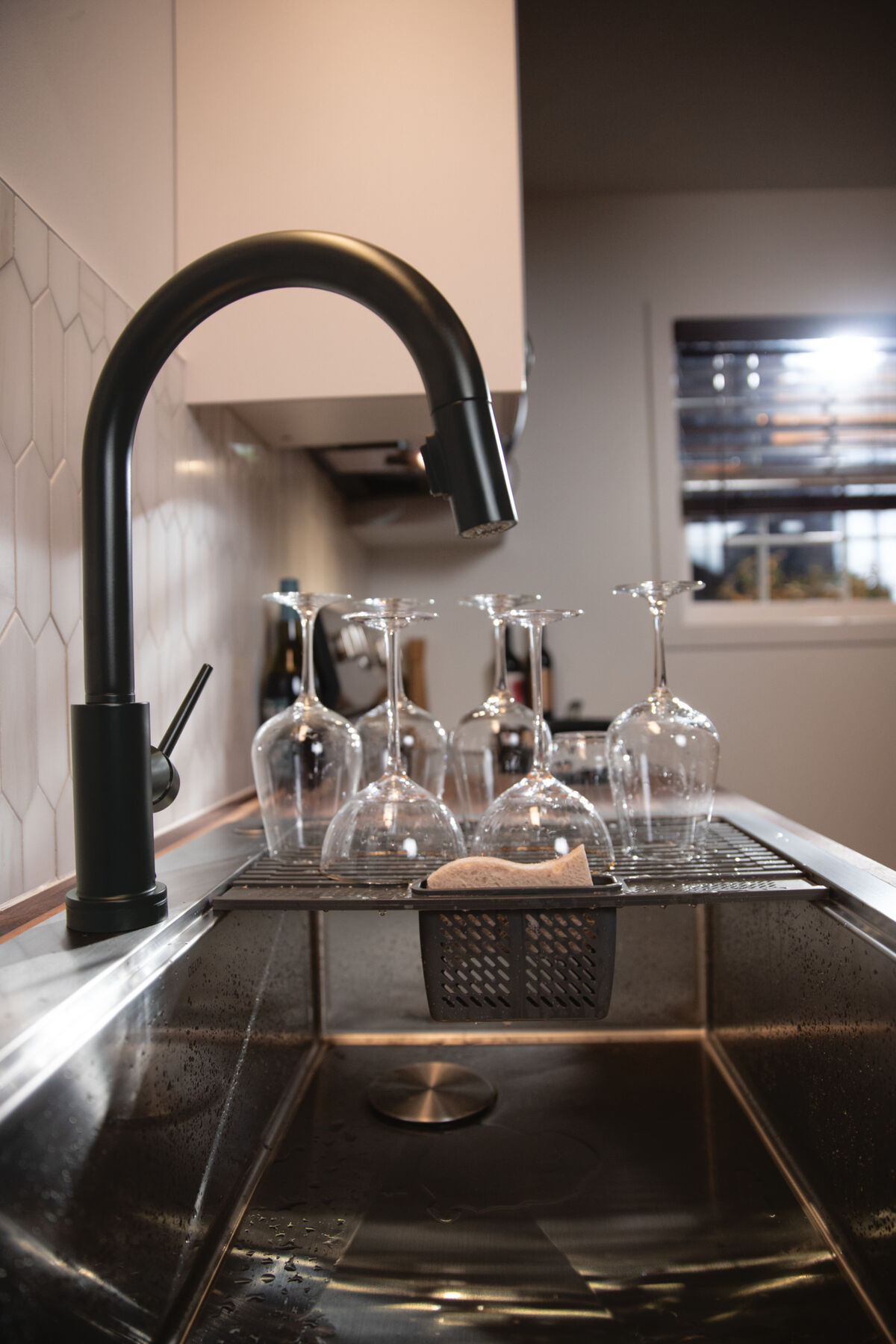 33” Workstation Kitchen Sink Drop-In Top Mount Stainless Steel Single Bowl with WorkFlow™ Ledge and Accessories, image 8