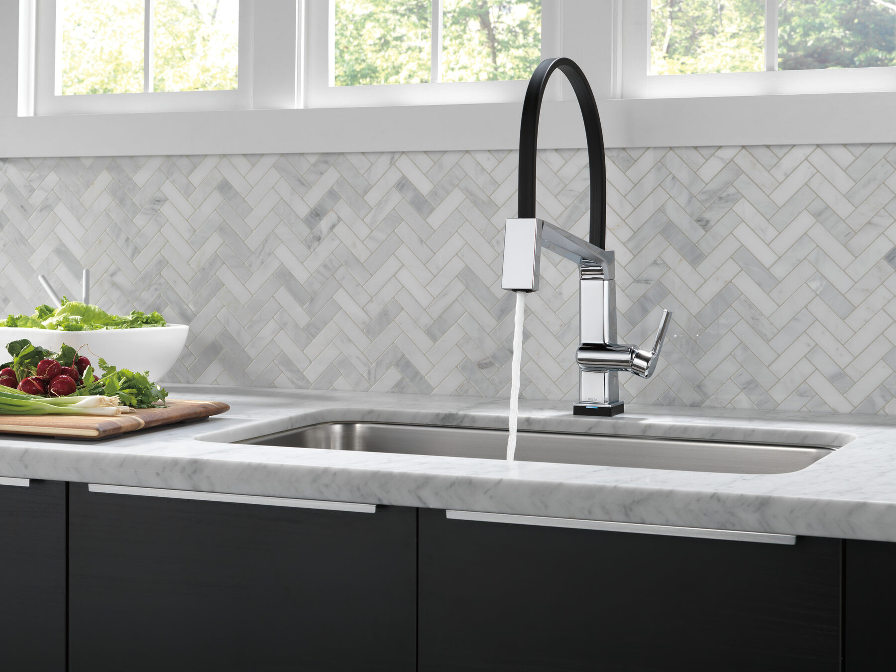 Single Handle Exposed Hose Kitchen Faucet with Touch<sub>2</sub>O Technology, image 7