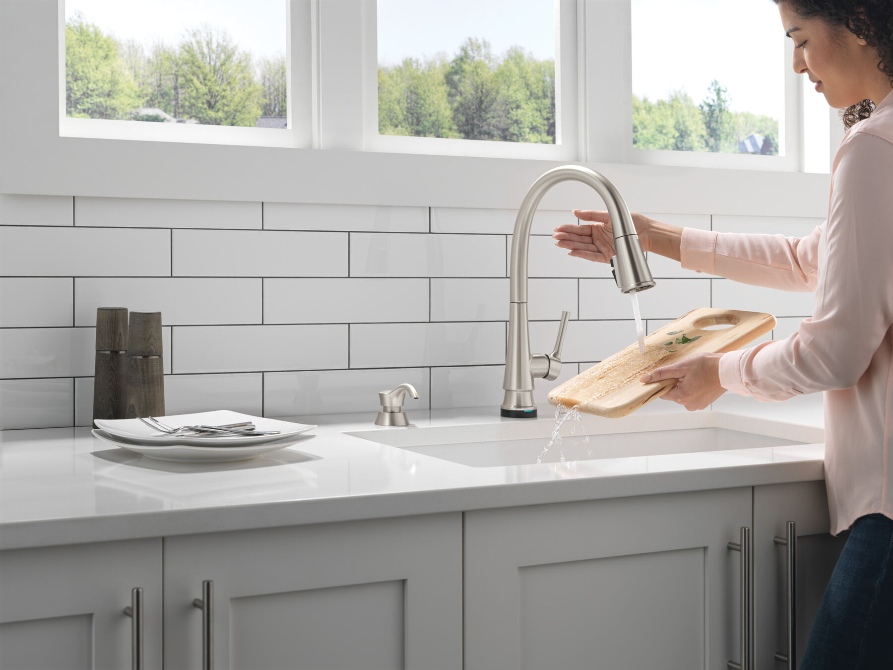 Single Handle Pull-Down Touch<sub>2</sub>O® Technology Kitchen Faucet with Touchless Technology and Soap Dispenser, image 4