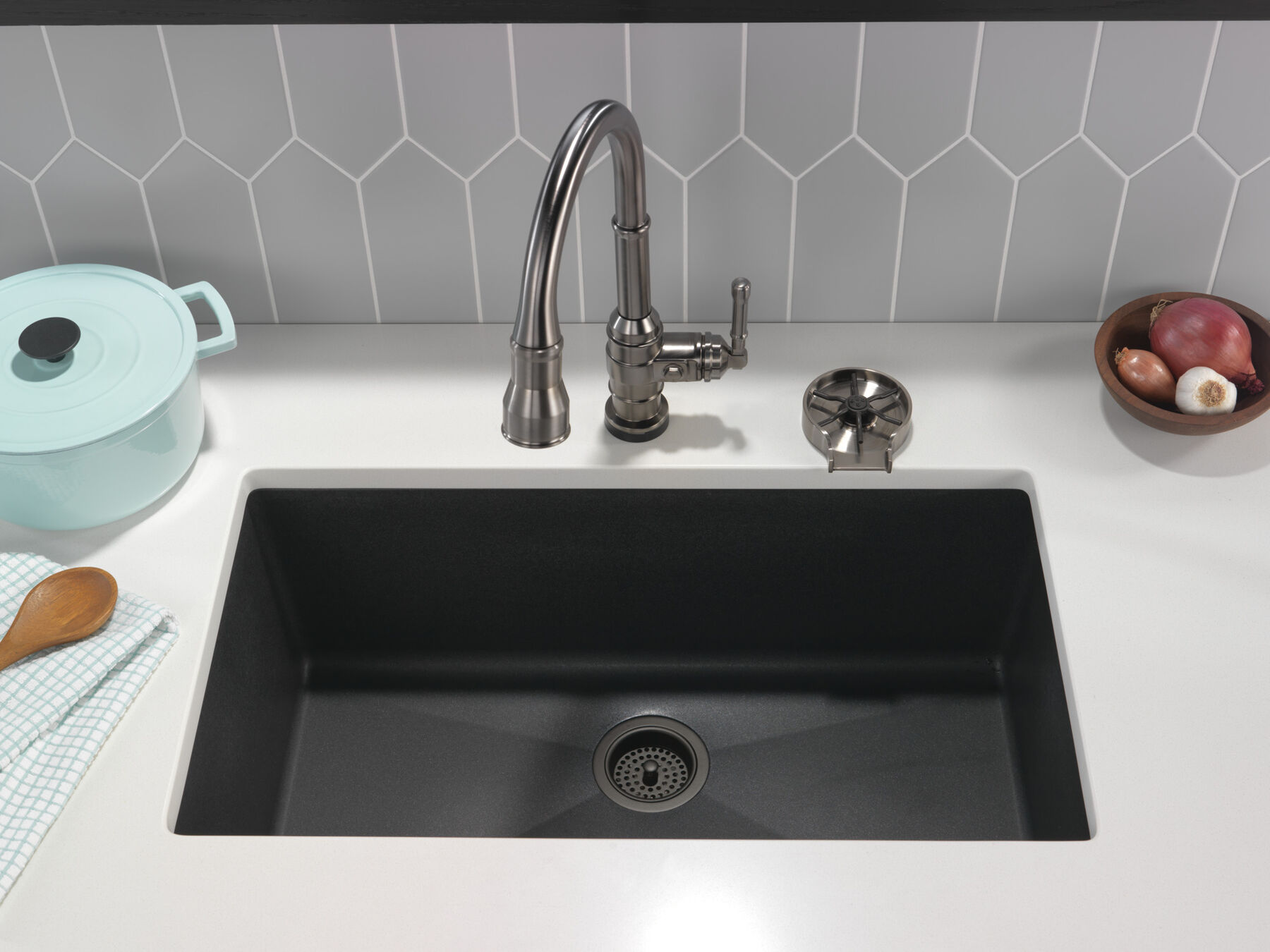 Single Handle Pull-Down Kitchen Faucet With Touch<sub>2</sub>O®  Technology, image 16