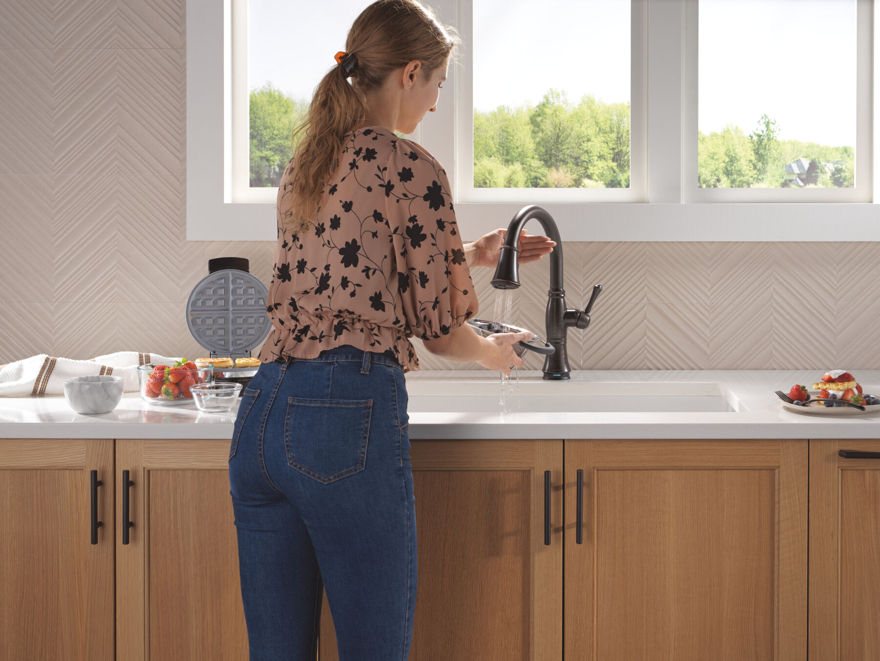 Touch<sub>2</sub>O® Technology Kitchen Faucet with Touchless Technology, image 4