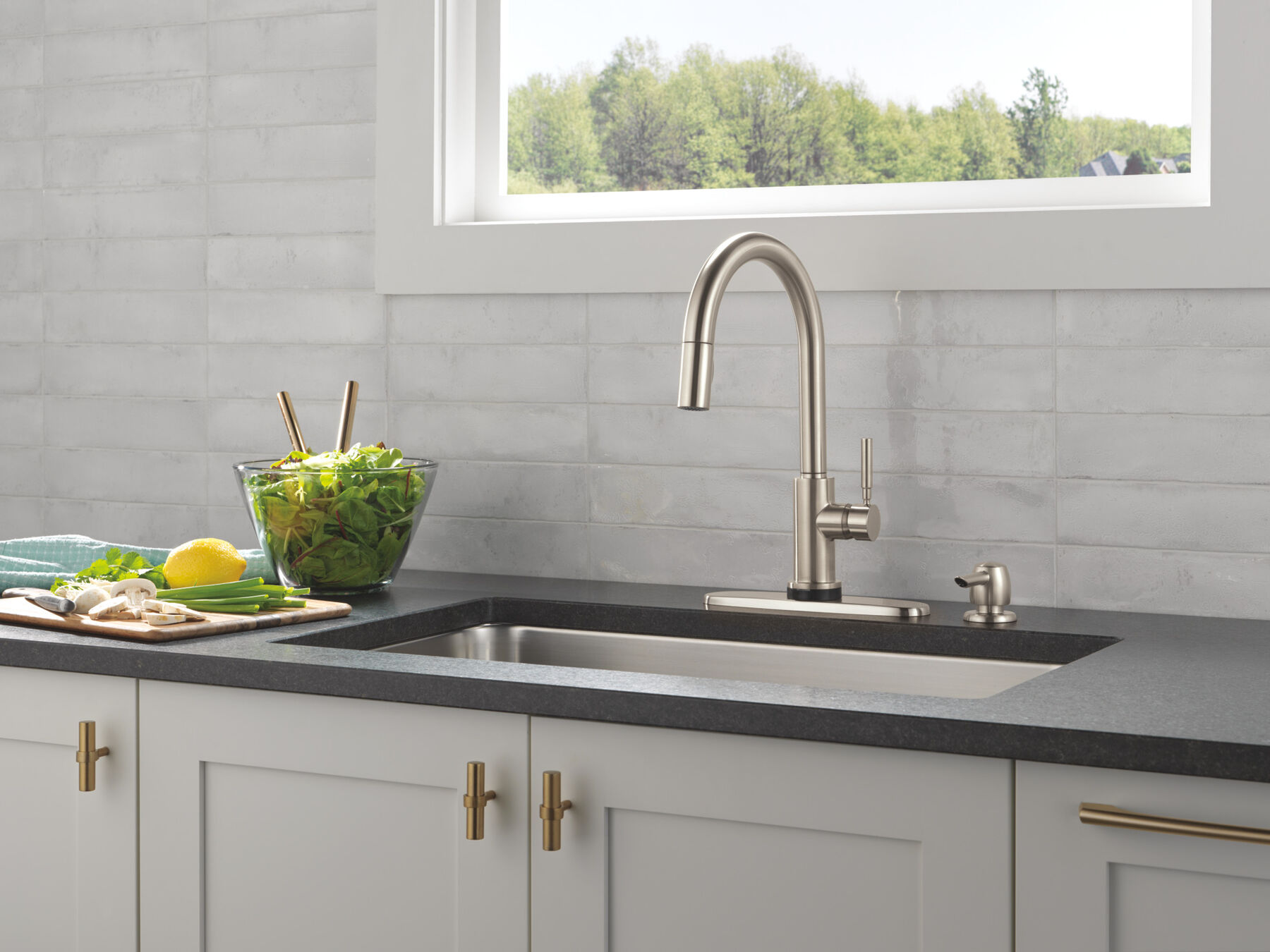 Single Handle Pull-Down Touch<sub>2</sub>O® Technology Kitchen Faucet with Touchless Technology, image 2