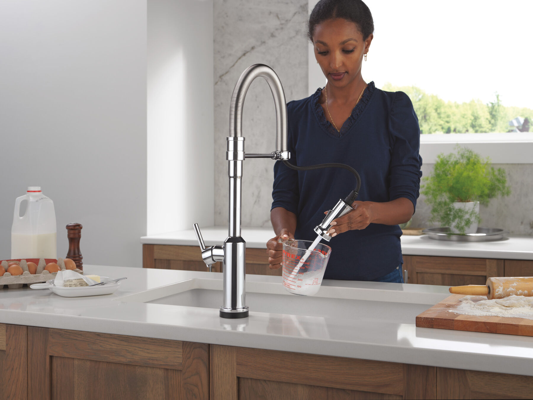 Touch2O&reg; Technology Kitchen Faucet with Touchless Technology, image 4