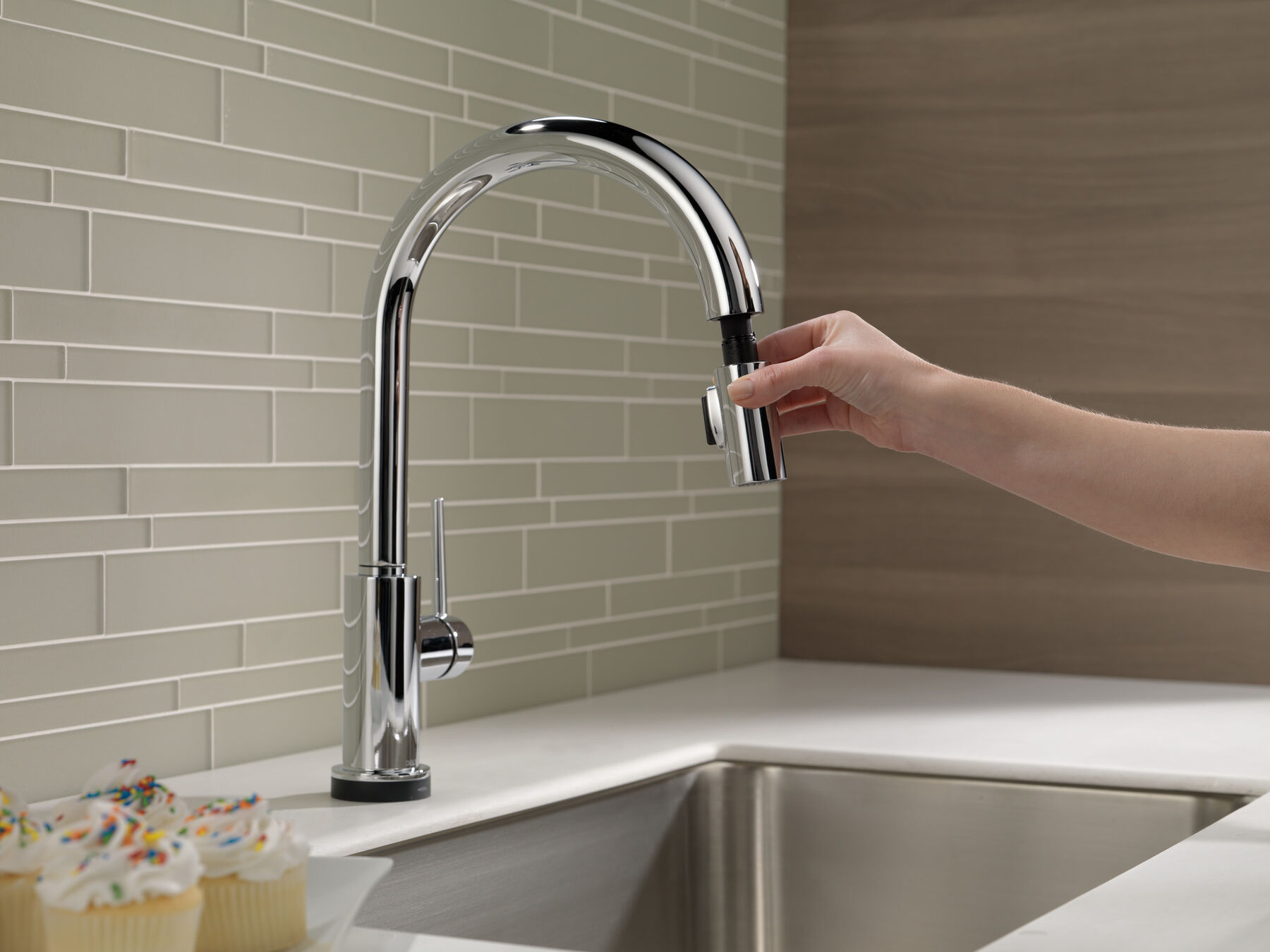 Single Handle Pull-Down Kitchen Faucet with Touch<sub>2</sub>O® Technology, image 11
