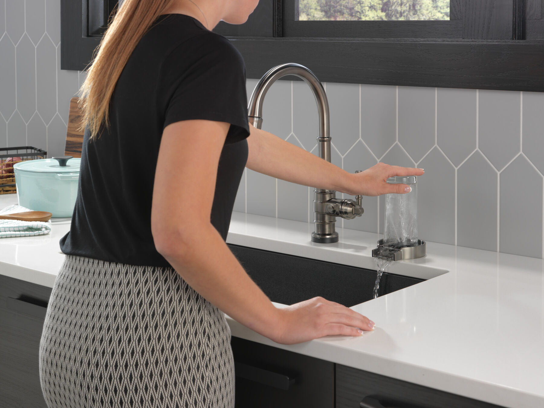 Single Handle Pull-Down Kitchen Faucet With Touch<sub>2</sub>O®  Technology, image 21