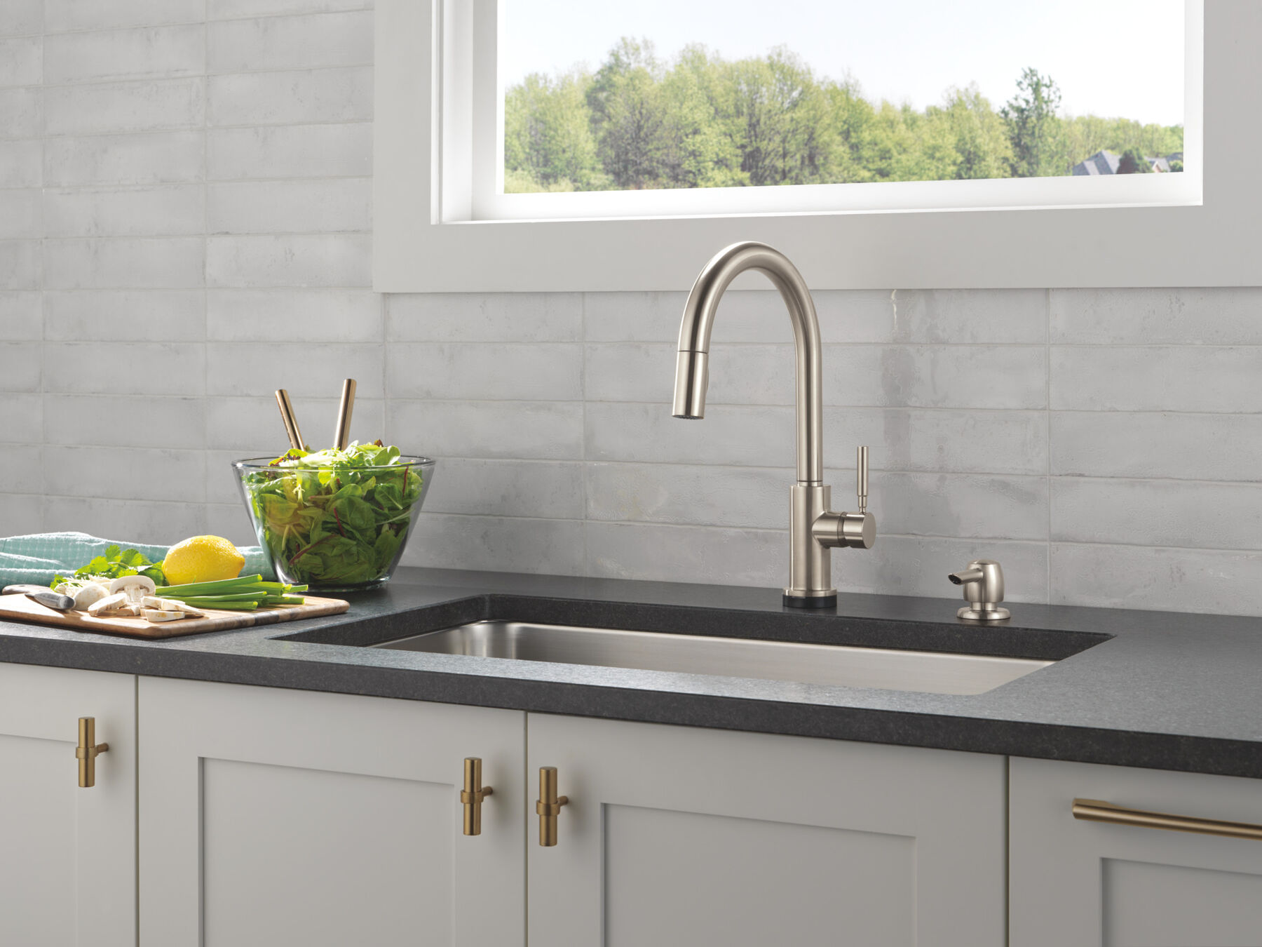 Single Handle Pull-Down Touch<sub>2</sub>O® Technology Kitchen Faucet with Touchless Technology, image 14