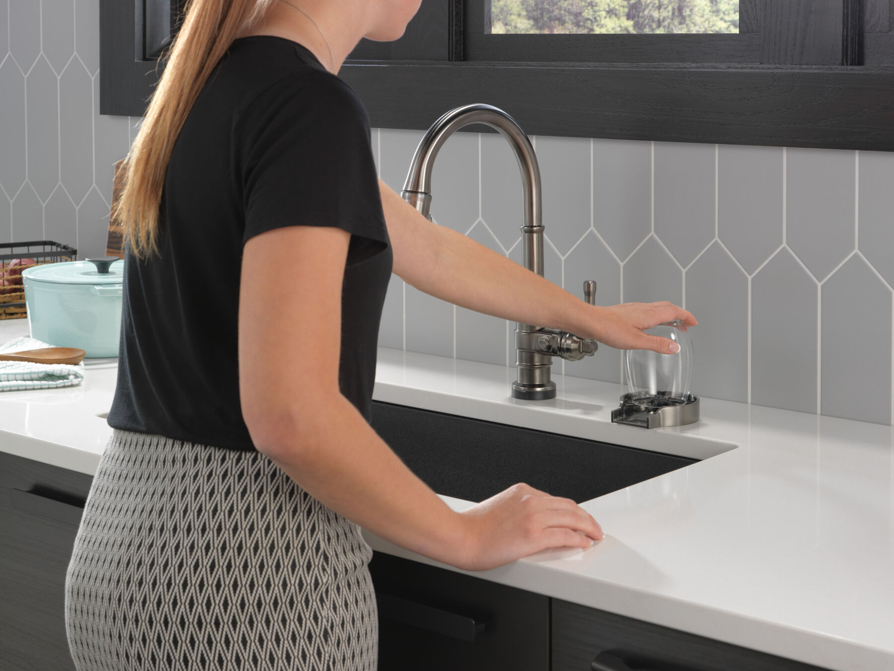 Single Handle Pull-Down Kitchen Faucet With Touch<sub>2</sub>O®  Technology, image 18