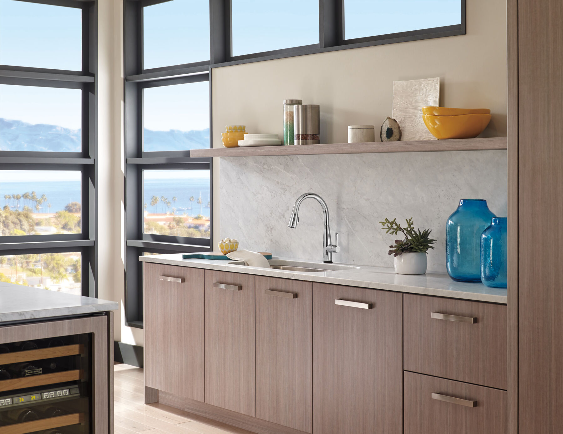 Single Handle Pull-Down Kitchen Faucet with Touch<sub>2</sub>O® Technology, image 7