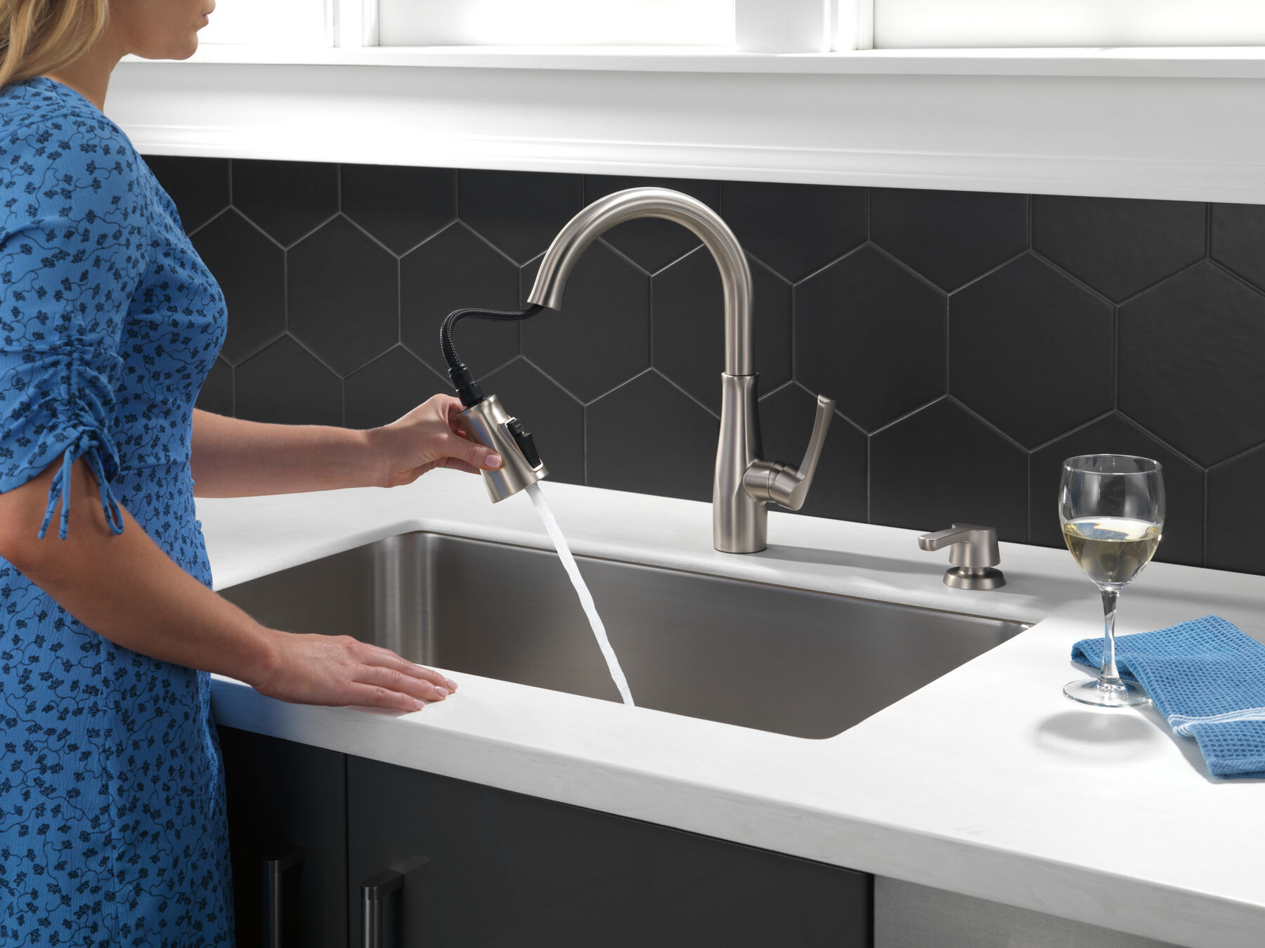 Single Handle Kitchen Faucet (Recertified)