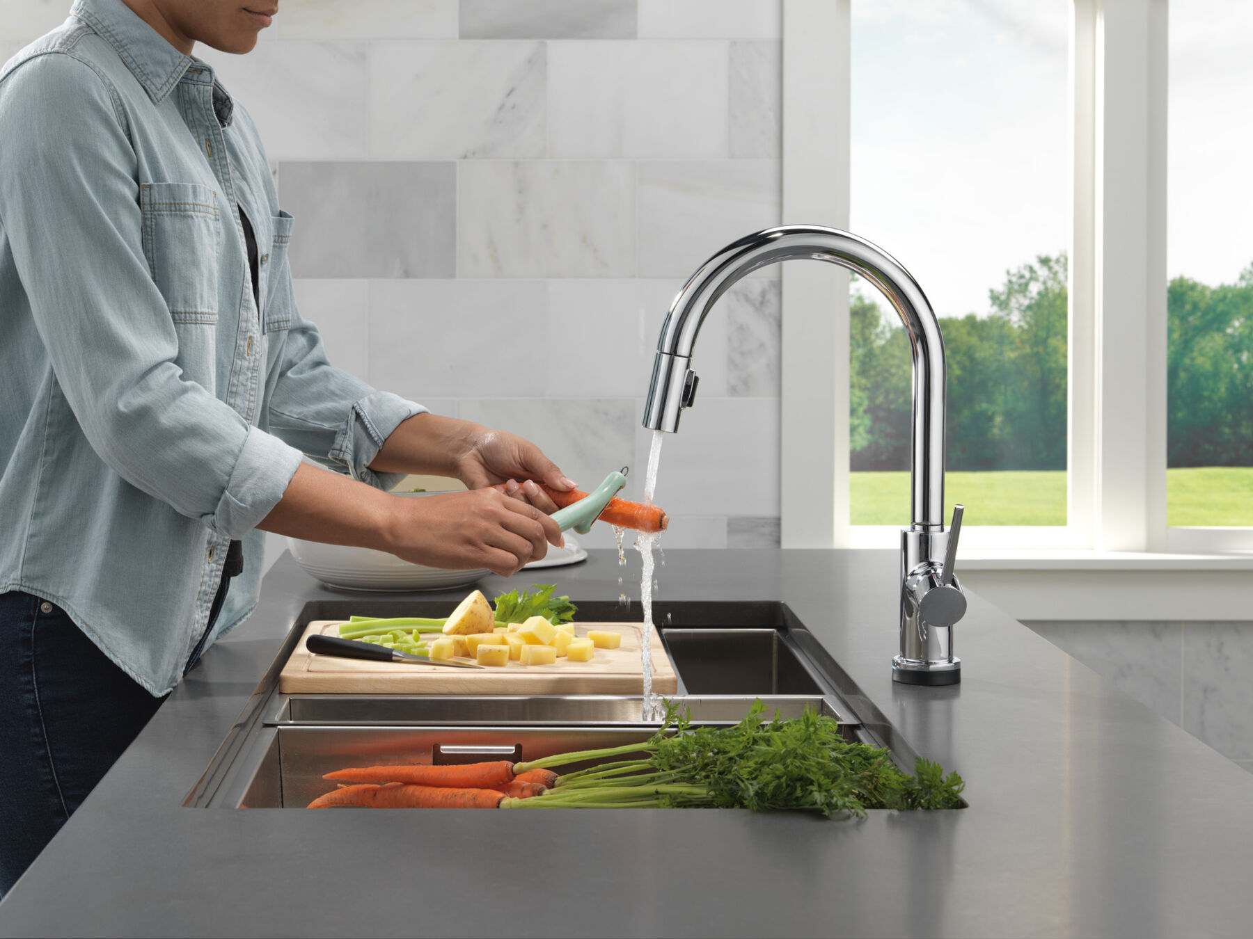 Touch2O with Touchless Technology Single Handle Pull-Down Kitchen Faucet with Soap Dispenser, image 6