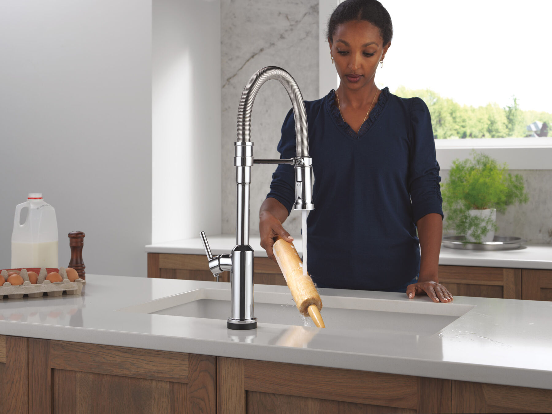 Touch2O&reg; Technology Kitchen Faucet with Touchless Technology, image 6