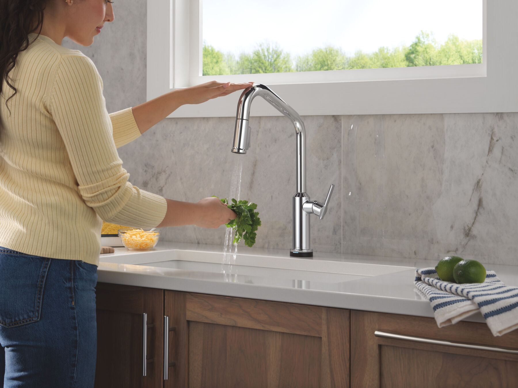 Touch2O&reg; Technology Kitchen Faucet with Touchless Technology, image 3