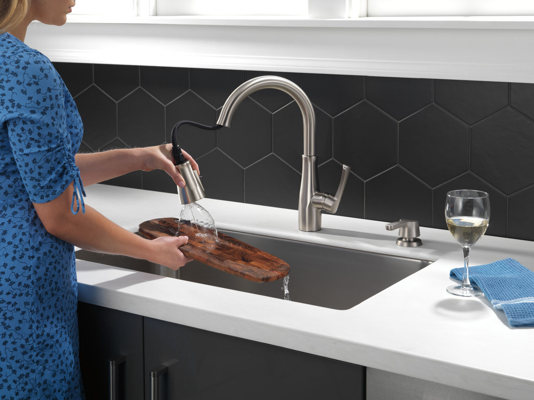 Single Handle Kitchen Faucet (Recertified)