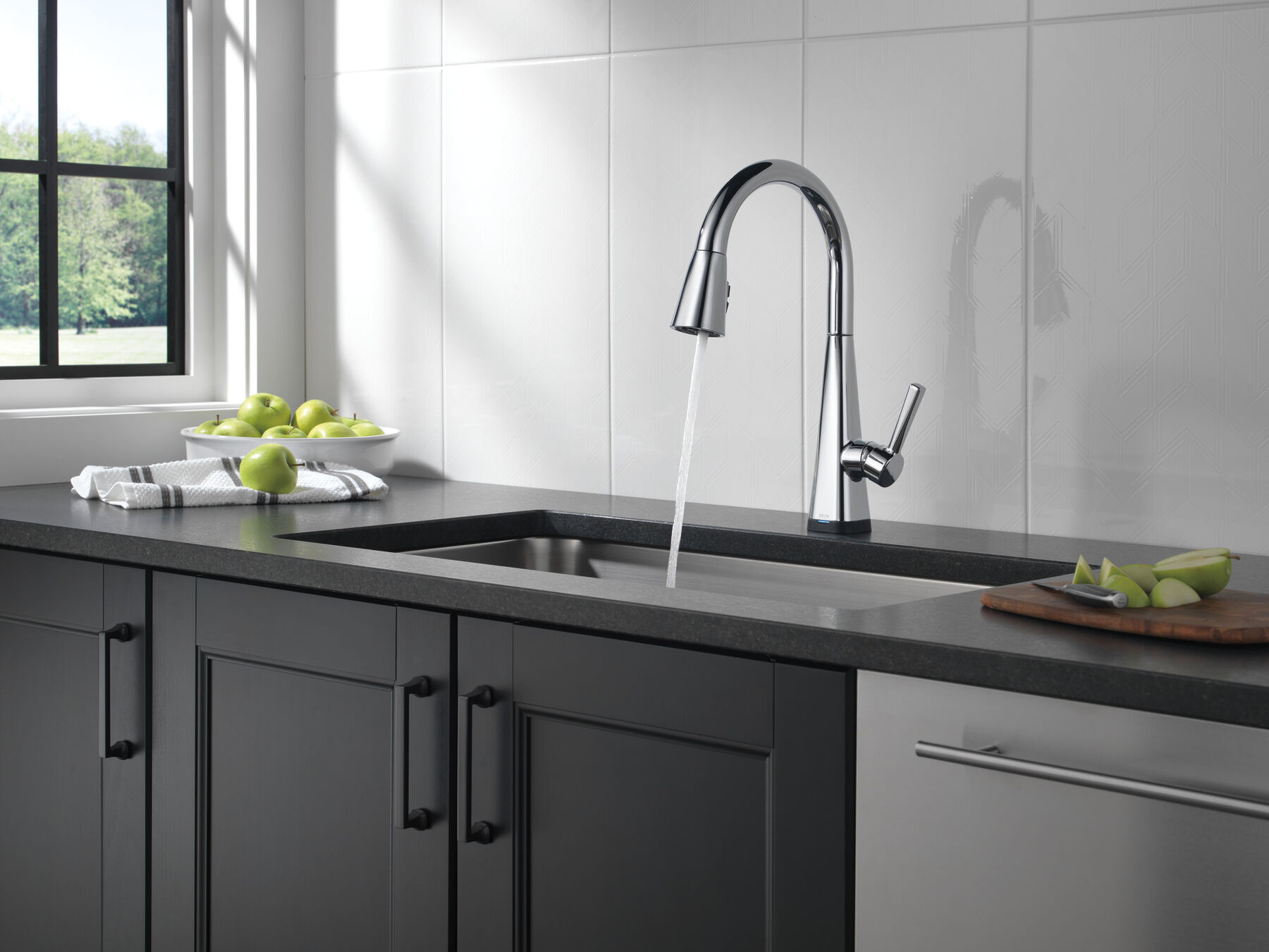 Single-Handle Pull-Down Kitchen Faucet with Touch<sub>2</sub>O® Technology, image 11