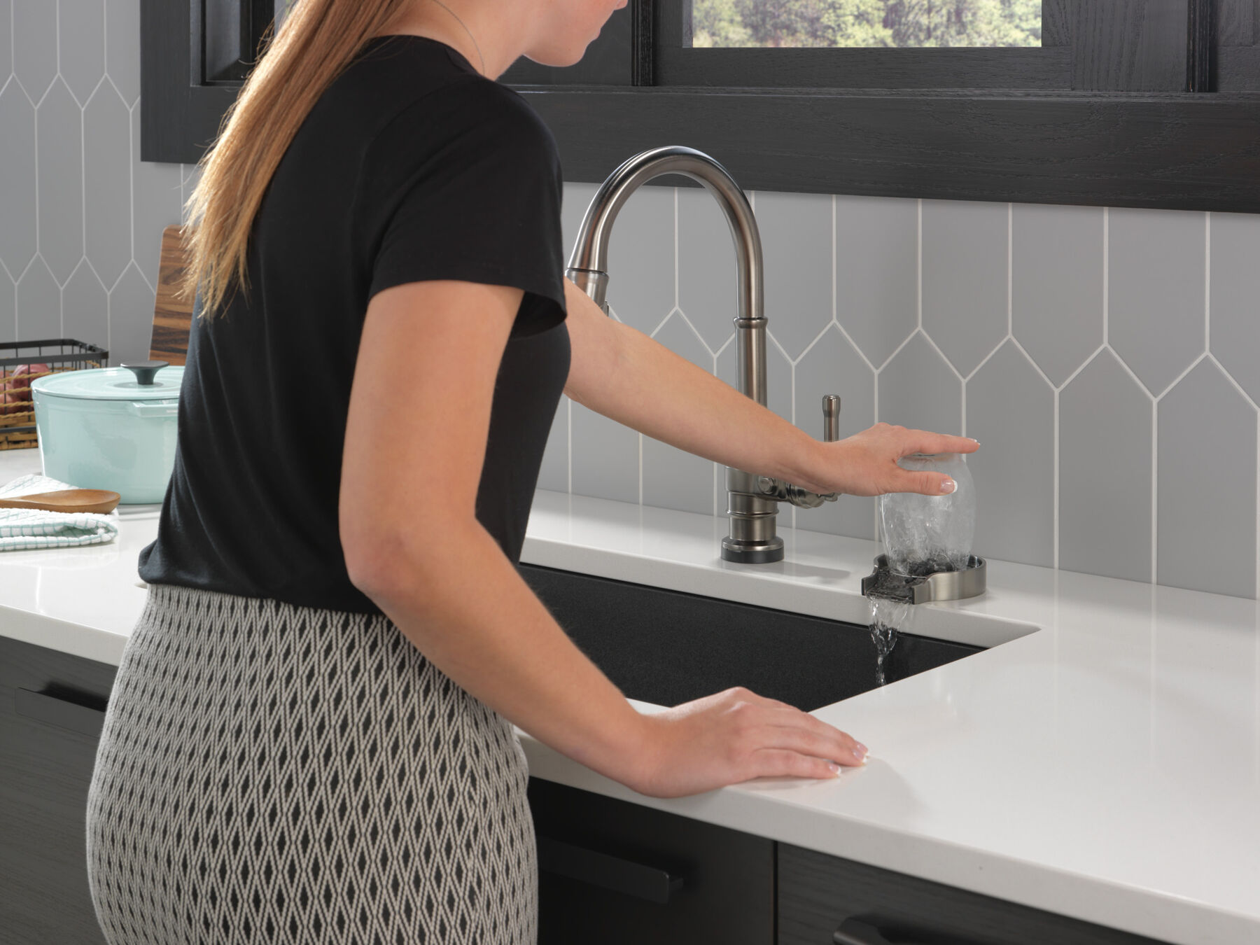 Single Handle Pull-Down Kitchen Faucet With Touch<sub>2</sub>O®  Technology, image 19