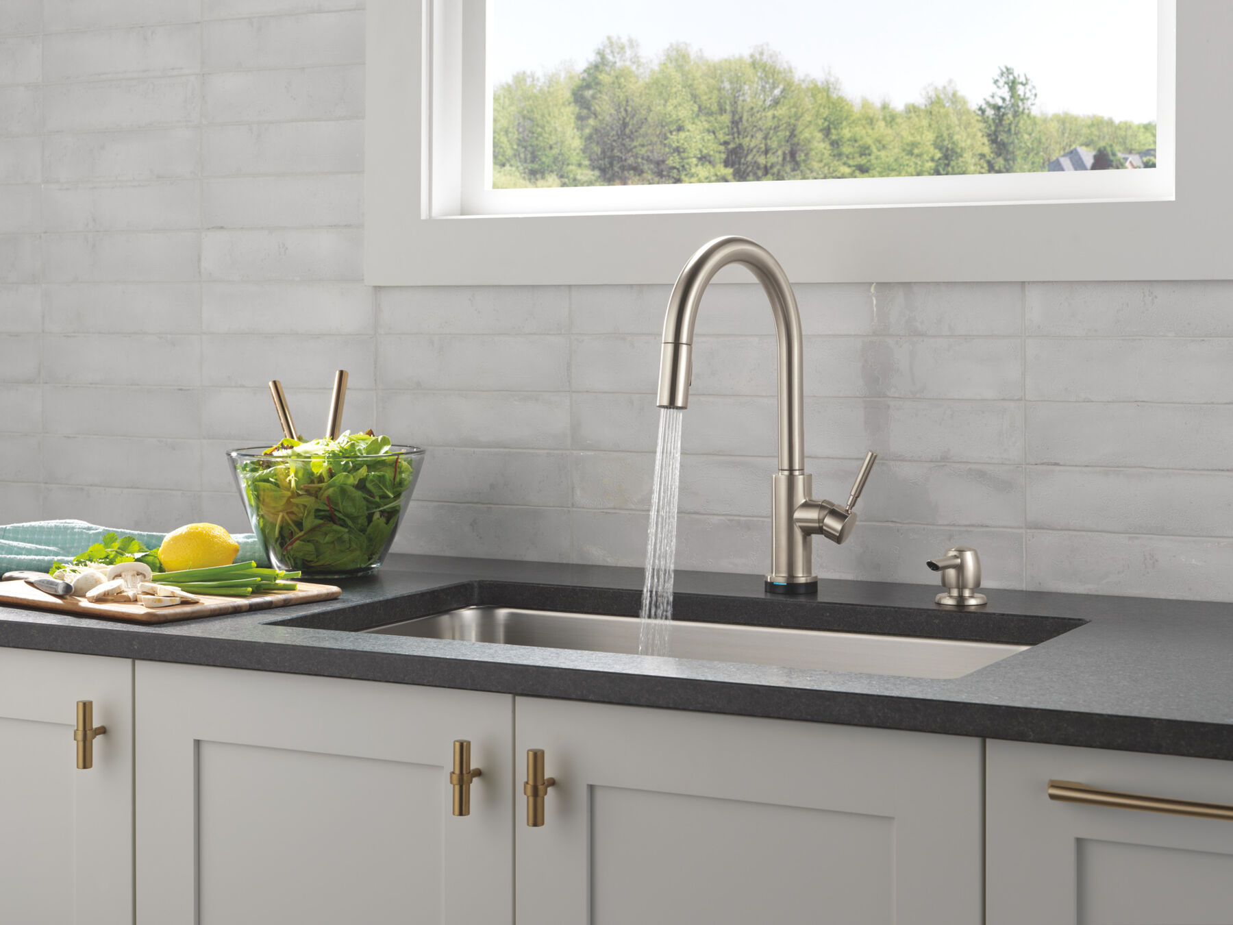 Single Handle Pull-Down Touch<sub>2</sub>O® Technology Kitchen Faucet with Touchless Technology, image 13