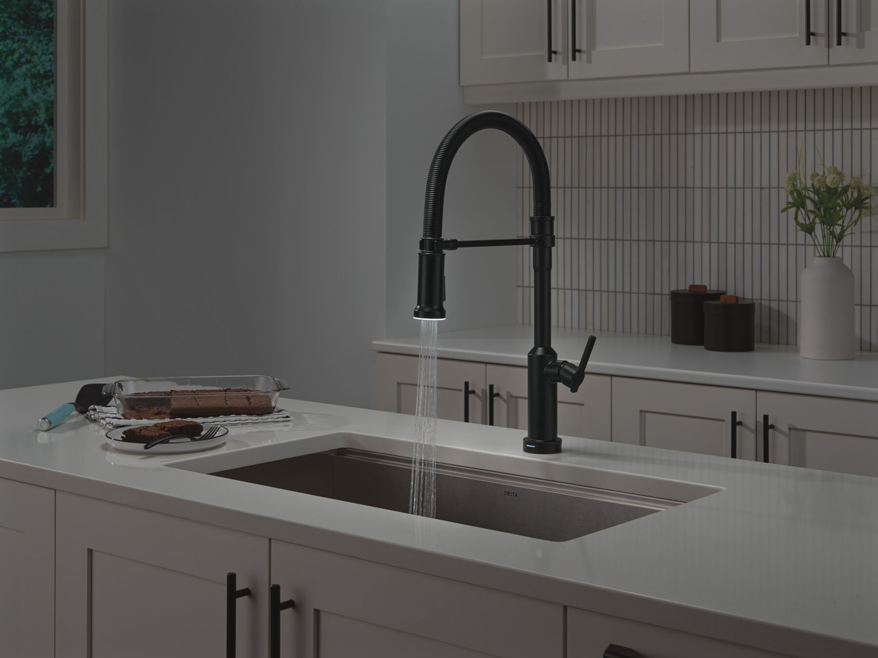 Touch2O&reg; Technology Kitchen Faucet with Touchless Technology, image 26