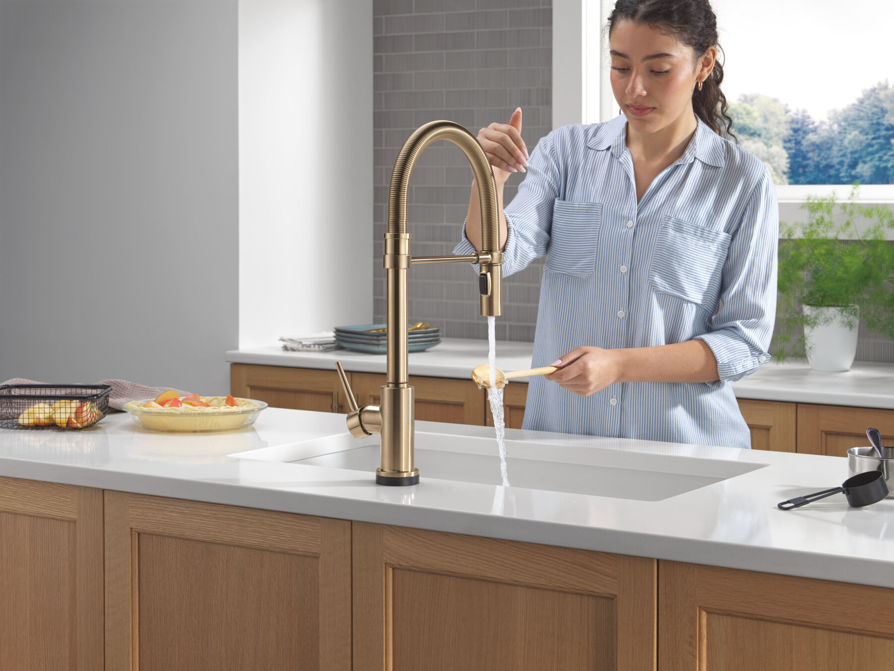 Touch<sub>2</sub>O® Technology Kitchen Faucet with Touchless Technology, image 5