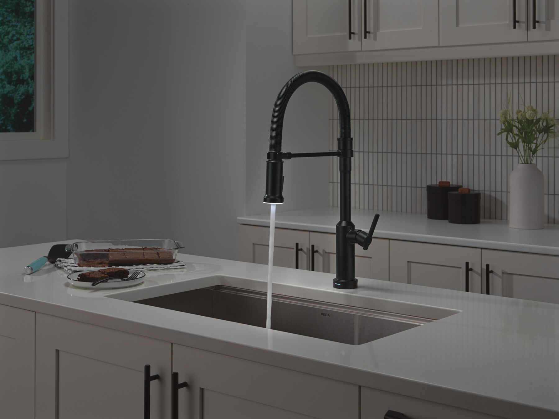 Touch2O&reg; Technology Kitchen Faucet with Touchless Technology, image 25