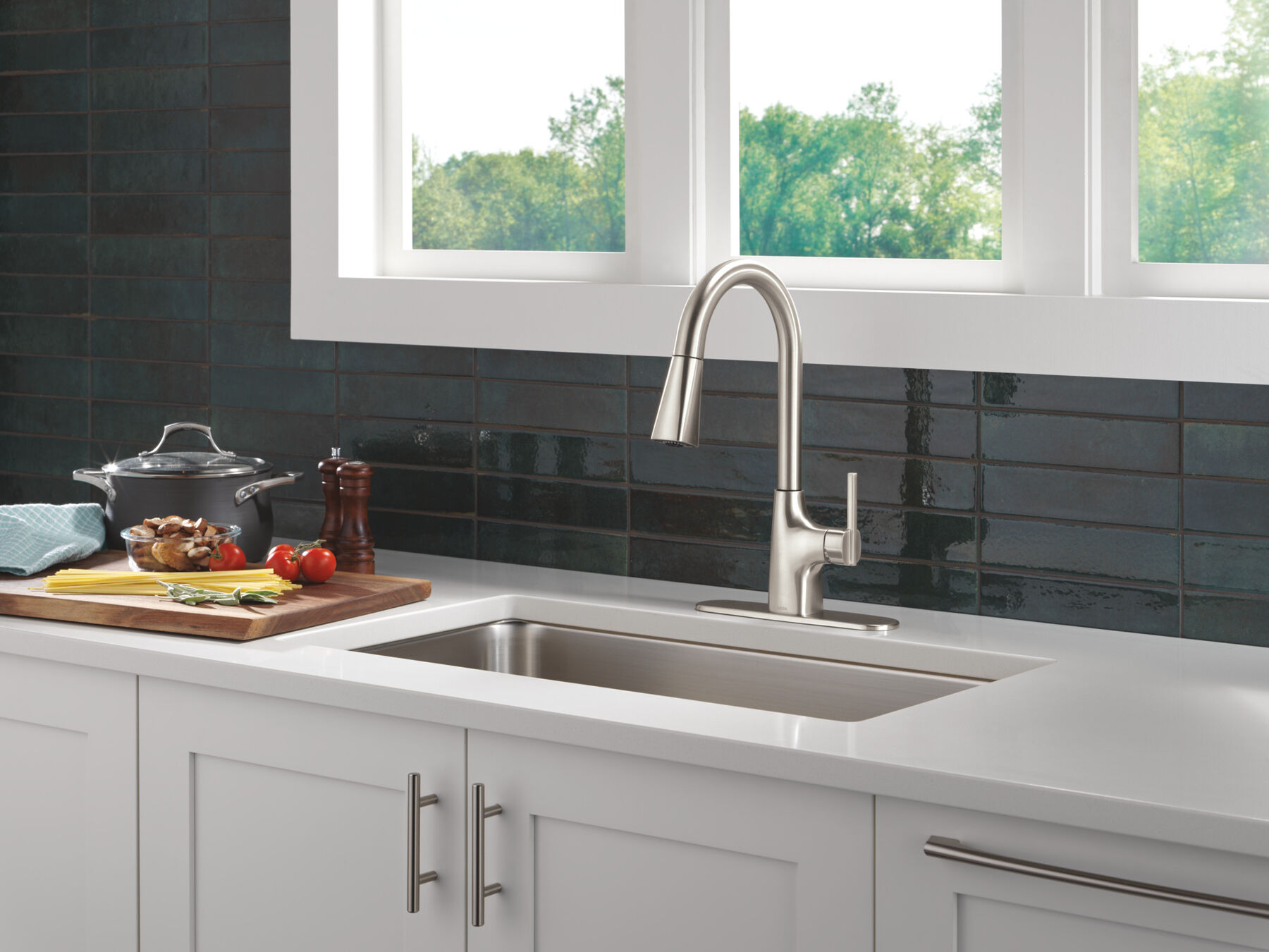 Single Handle Pull-Down Kitchen Faucet, image 1