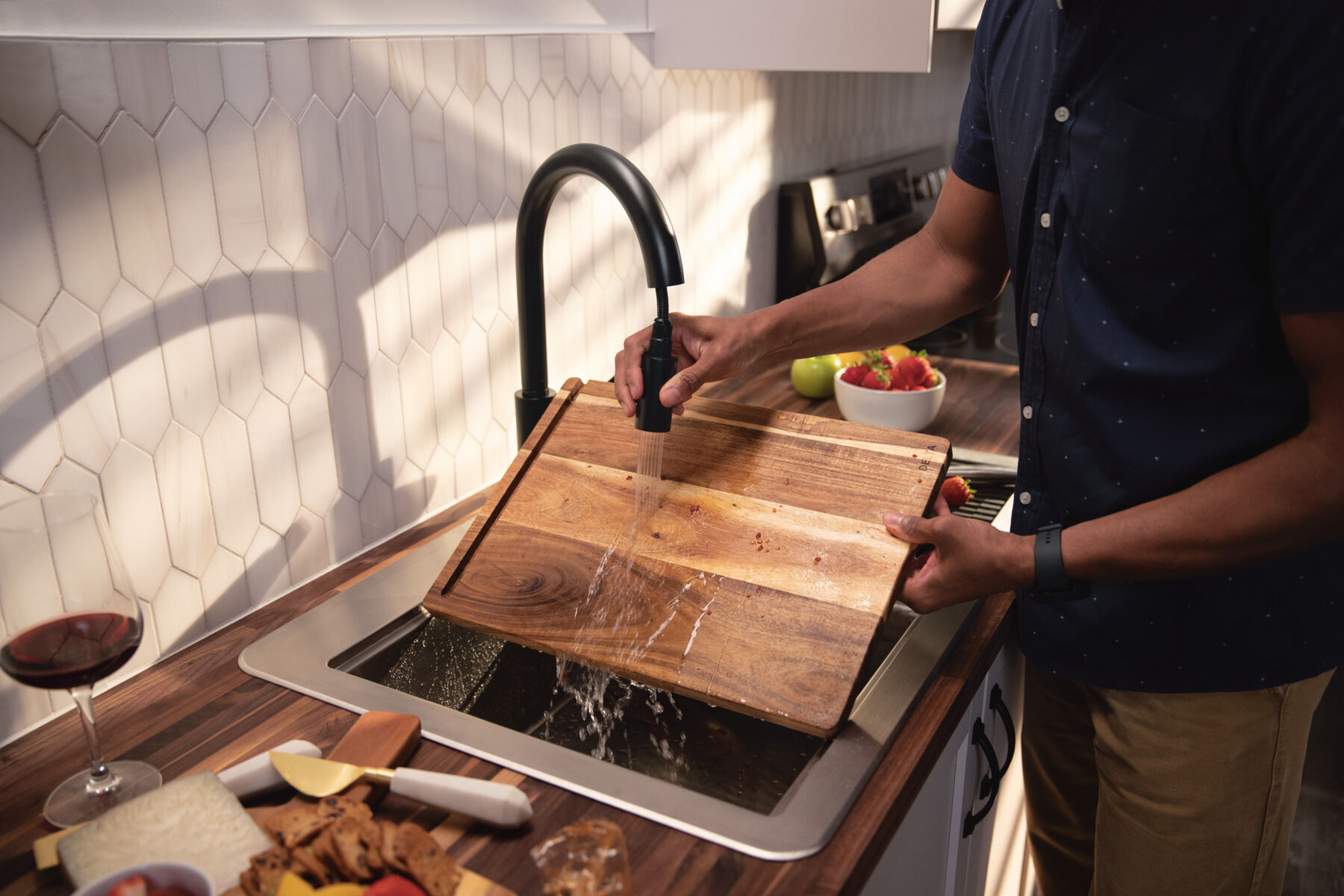 33” Workstation Kitchen Sink Drop-In Top Mount Stainless Steel Single Bowl with WorkFlow™ Ledge and Accessories, image 26