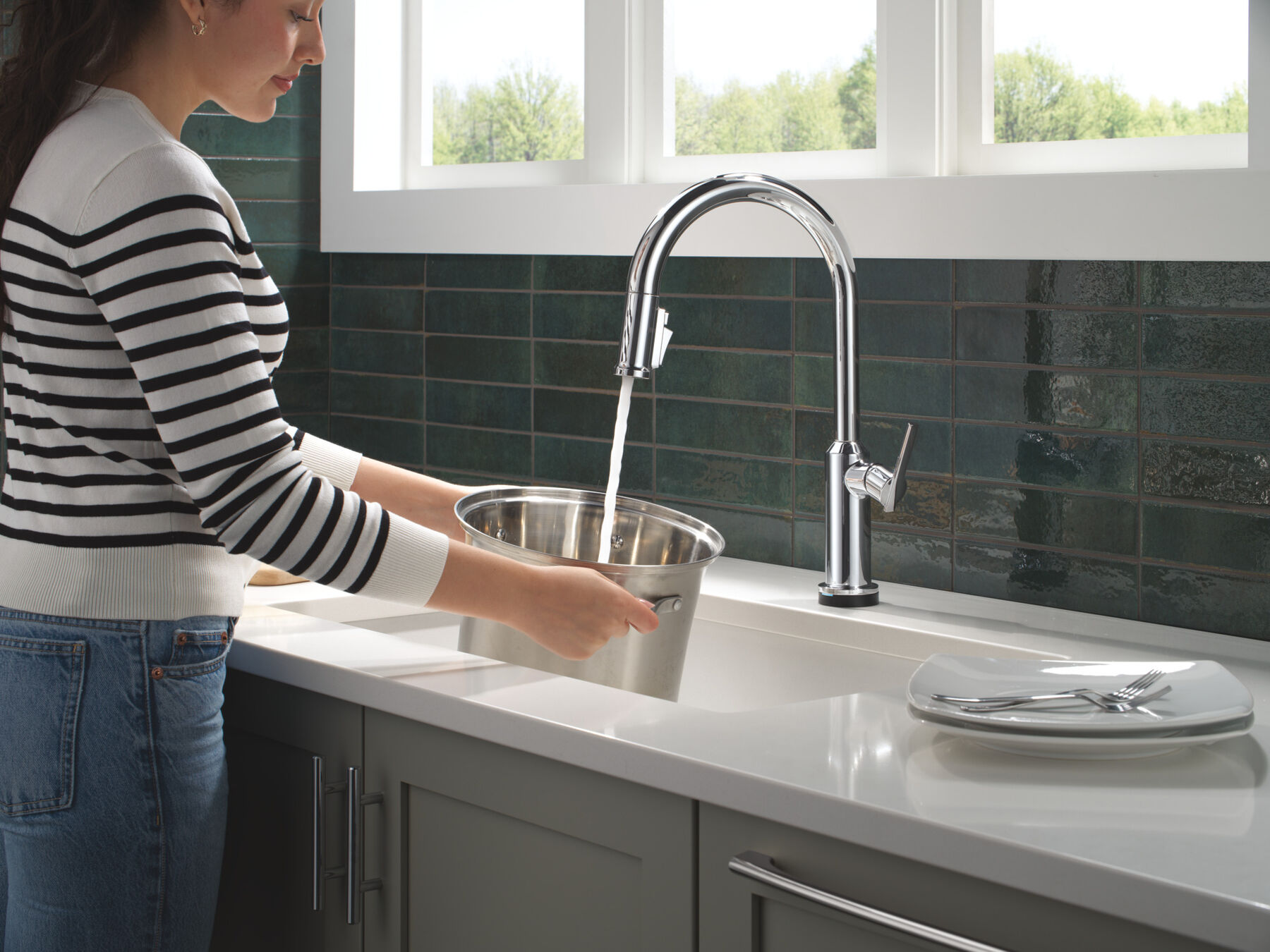Touch2O&reg; Technology Kitchen Faucet with Touchless Technology, image 4