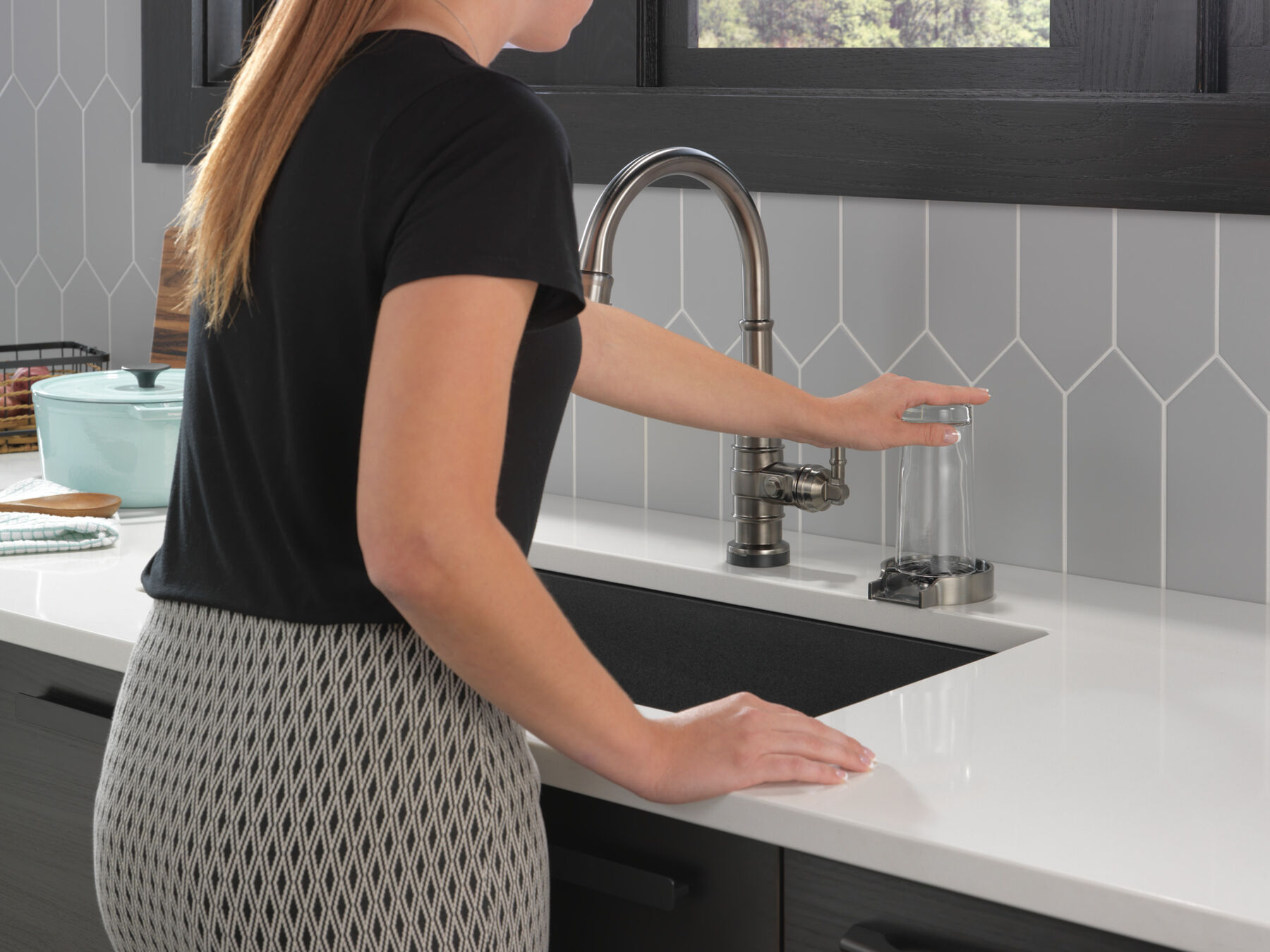 Single Handle Pull-Down Kitchen Faucet With Touch<sub>2</sub>O®  Technology, image 20