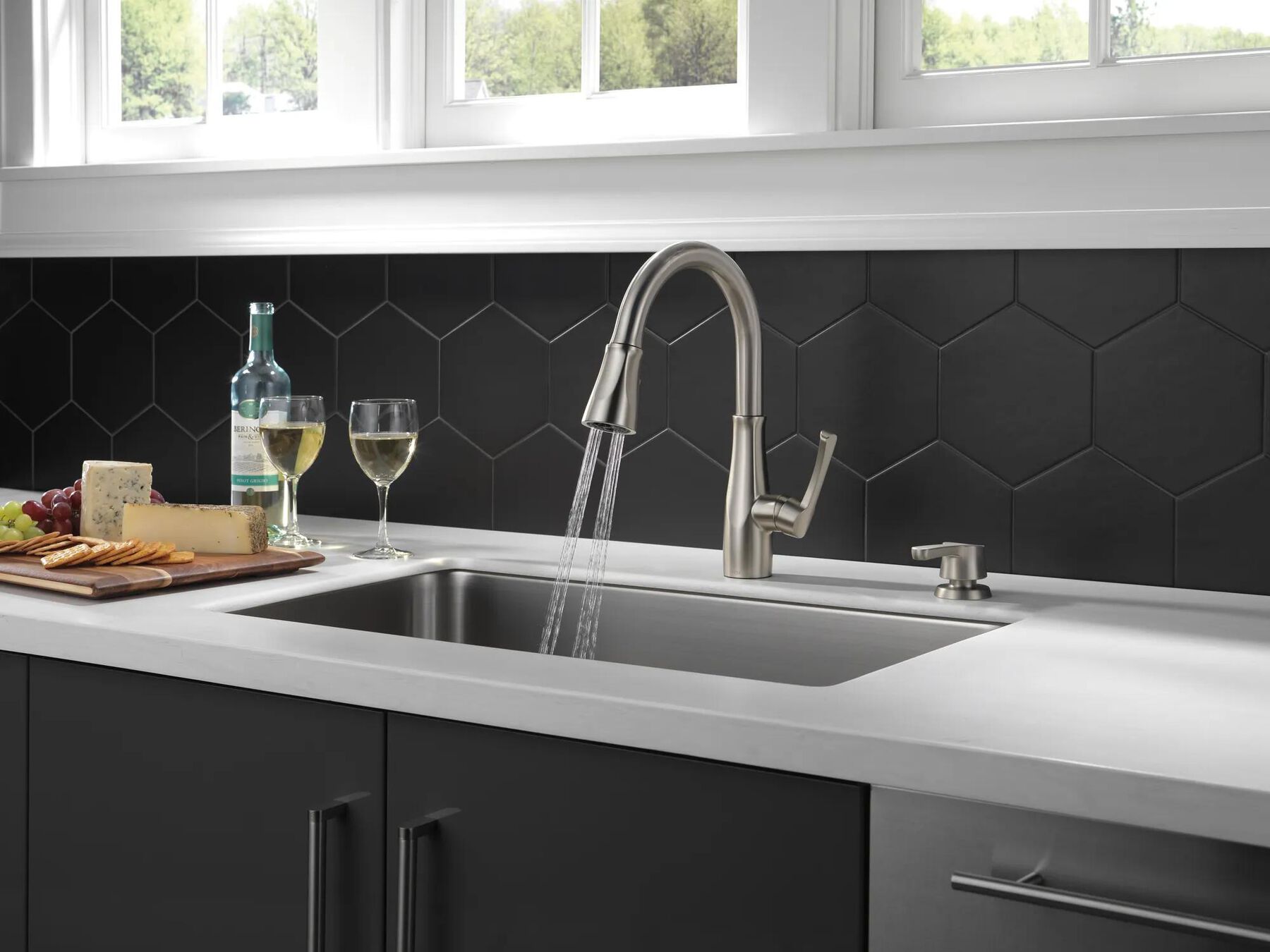 Single Handle Kitchen Faucet (Recertified)