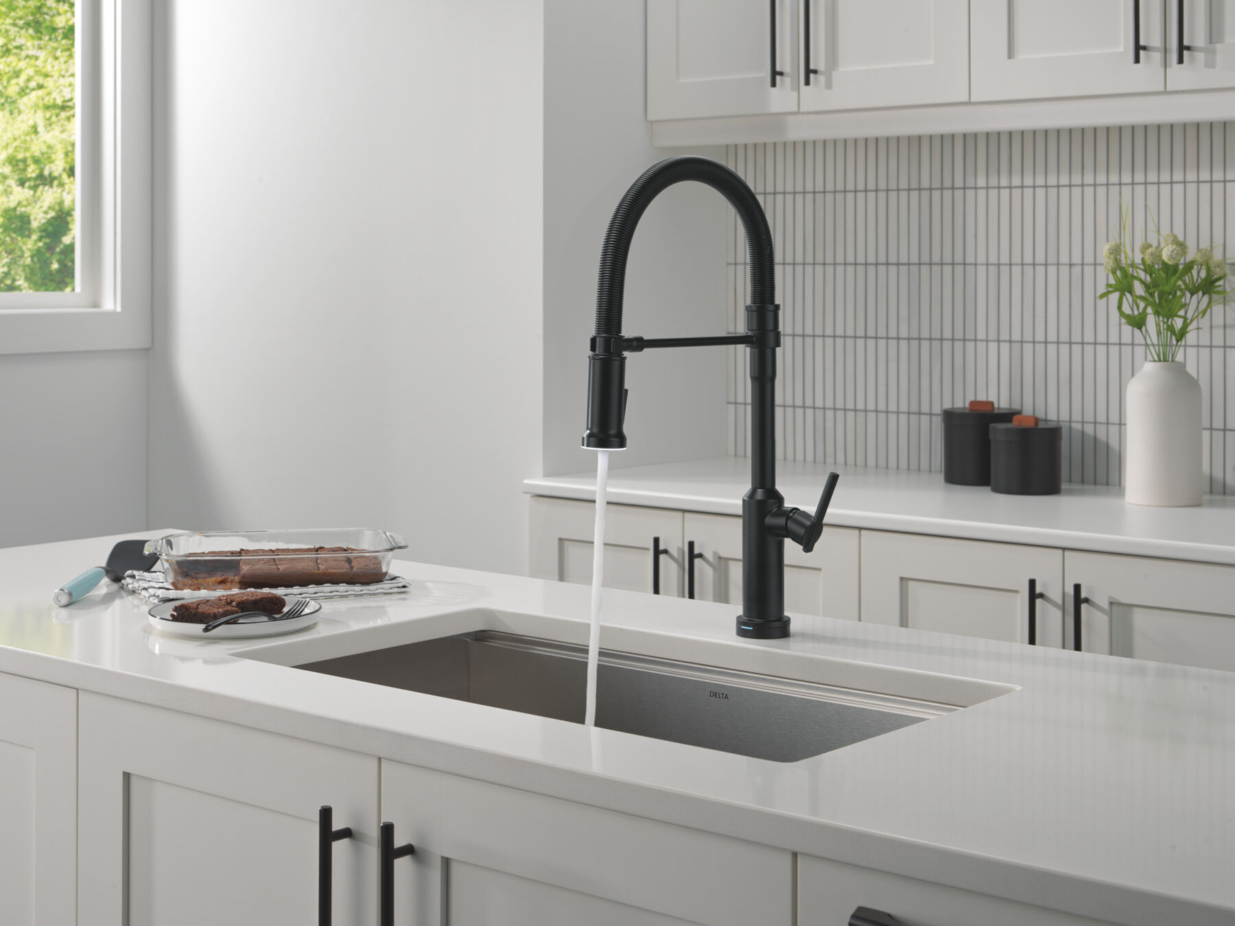 Touch2O&reg; Technology Kitchen Faucet with Touchless Technology, image 19