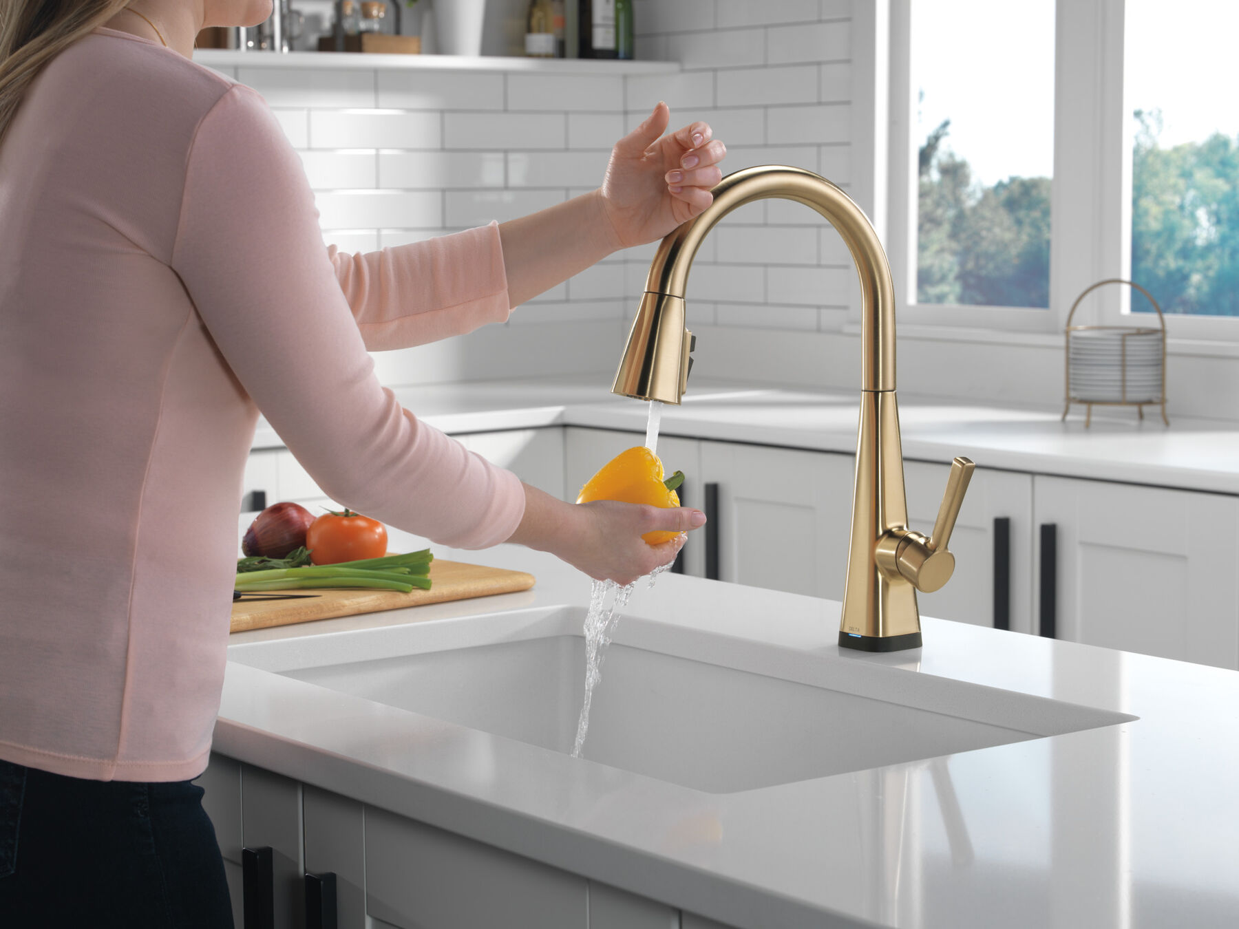 Single-Handle Pull-Down Kitchen Faucet with Touch<sub>2</sub>O® Technology, image 3