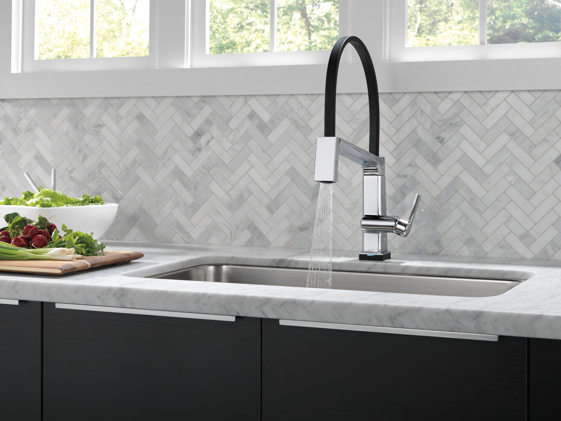 Single Handle Exposed Hose Kitchen Faucet with Touch<sub>2</sub>O Technology, image 6
