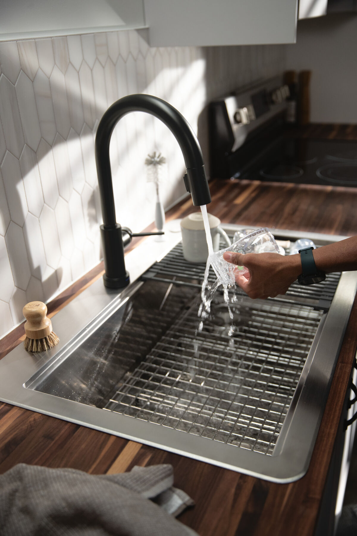 33” Workstation Kitchen Sink Drop-In Top Mount Stainless Steel Single Bowl with WorkFlow™ Ledge and Accessories, image 25