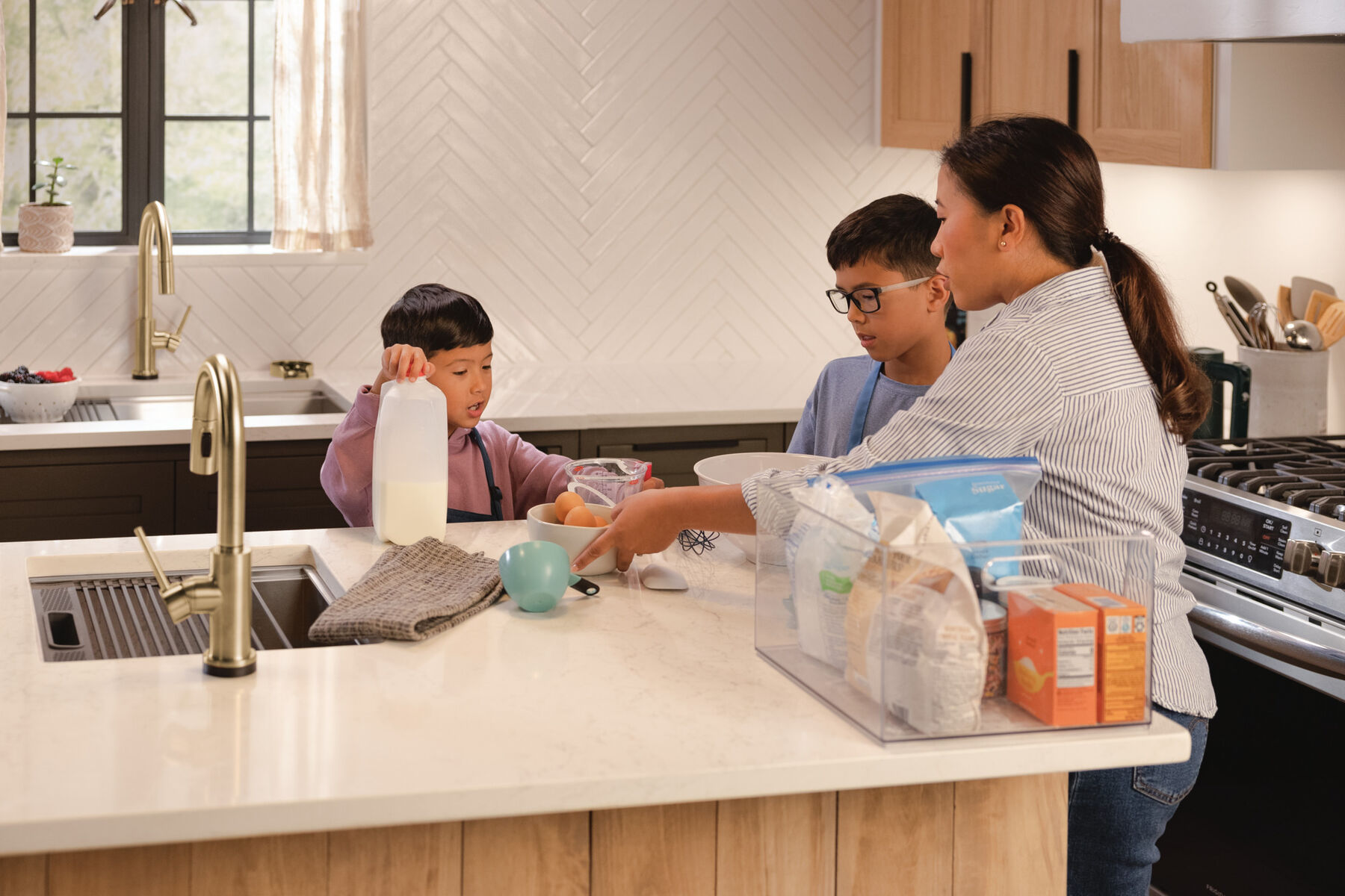 VoiceIQ® Kitchen Faucet with Touch<sub>2</sub>O® Technology with Touchless Technology, image 2