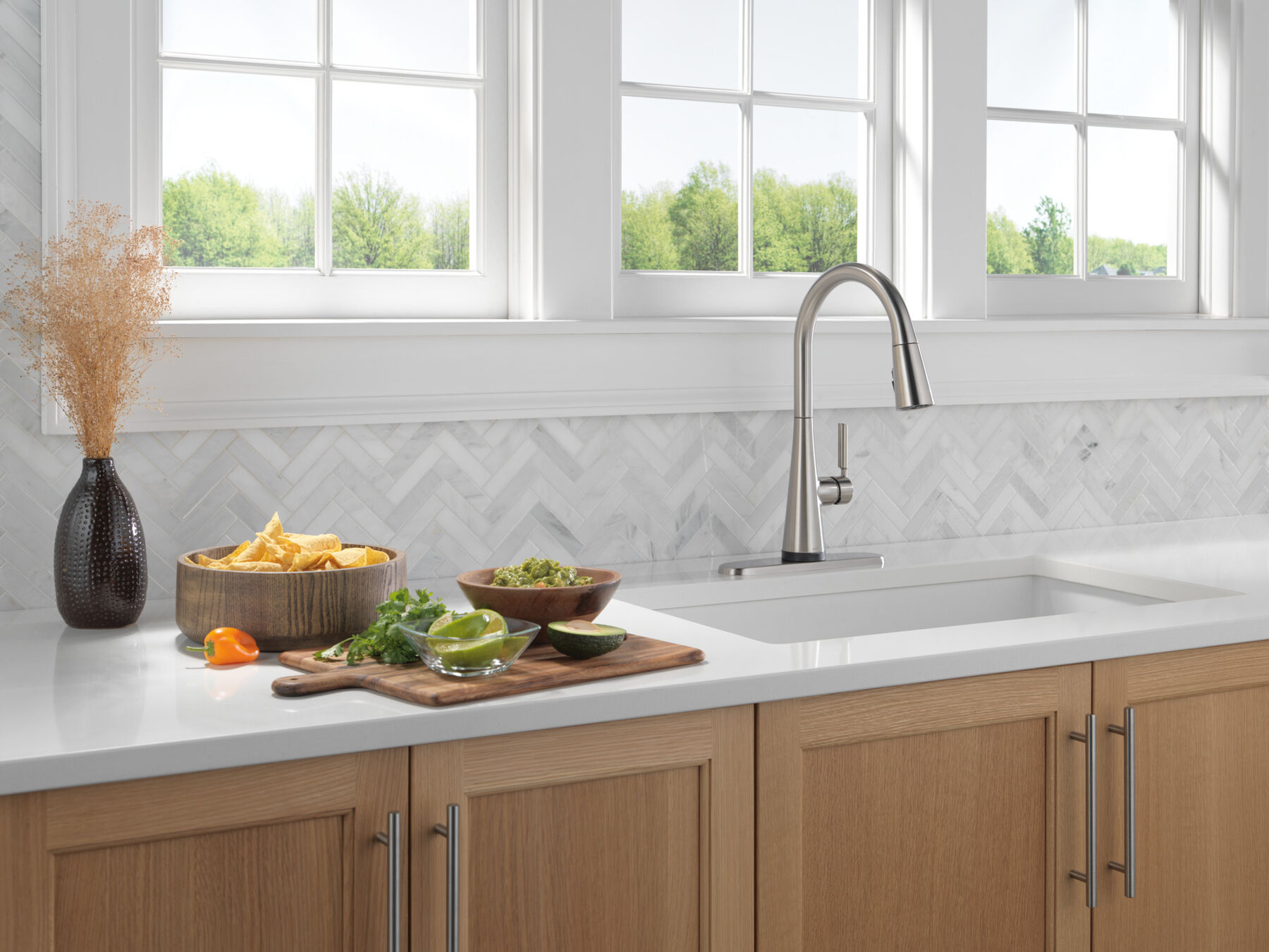 Single Handle Pull-Down Kitchen Faucet with Touch<sub>2</sub>O® and ShieldSpray® Technologies, image 2