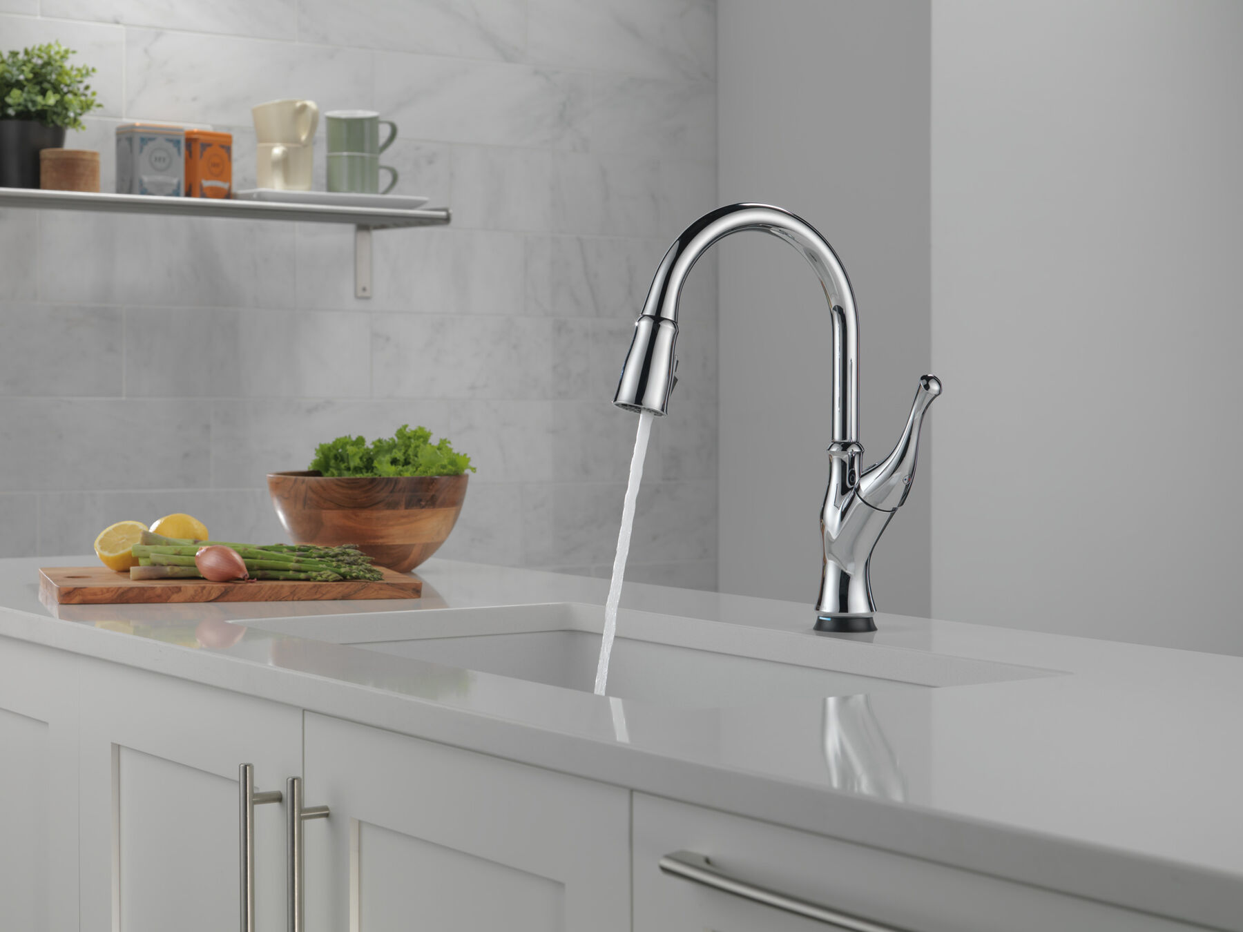 Single-Handle Pull-Down Kitchen Faucet with Touch<sub>2</sub>O® Technology Technology, image 10