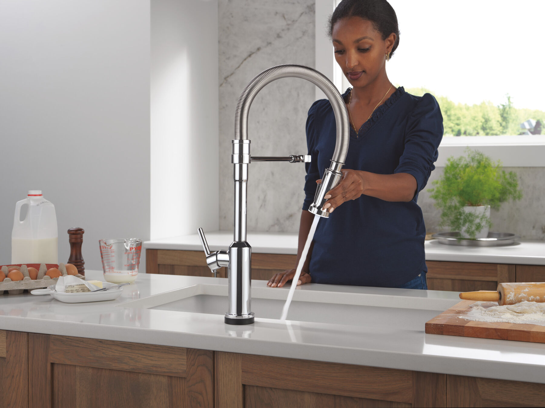 Touch2O&reg; Technology Kitchen Faucet with Touchless Technology, image 2