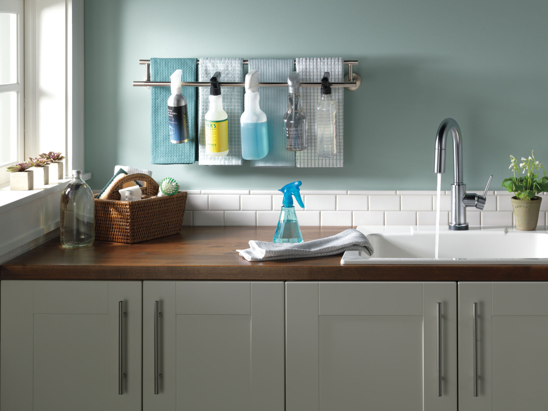 Single Handle Pull-Down Bar / Prep Faucet with Touch<sub>2</sub>O® Technology, image 1