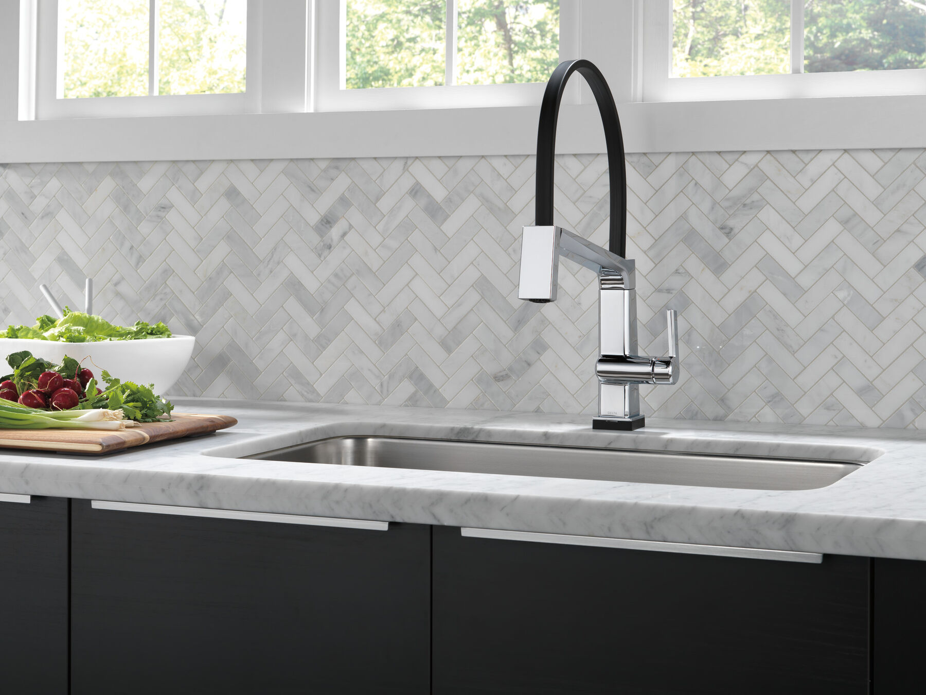 Single Handle Exposed Hose Kitchen Faucet with Touch<sub>2</sub>O Technology, image 9