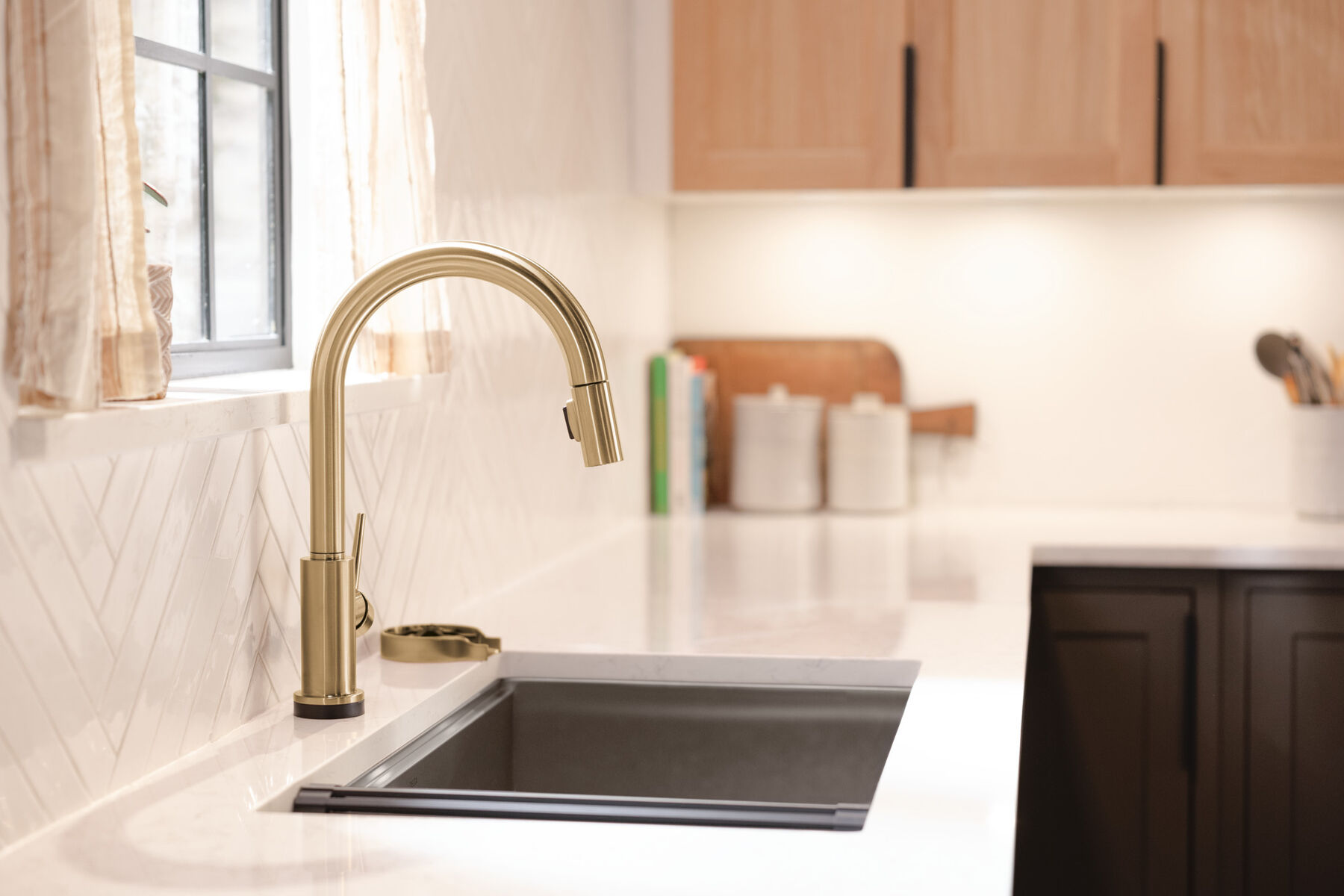 VoiceIQ® Kitchen Faucet with Touch<sub>2</sub>O® Technology with Touchless Technology, image 15