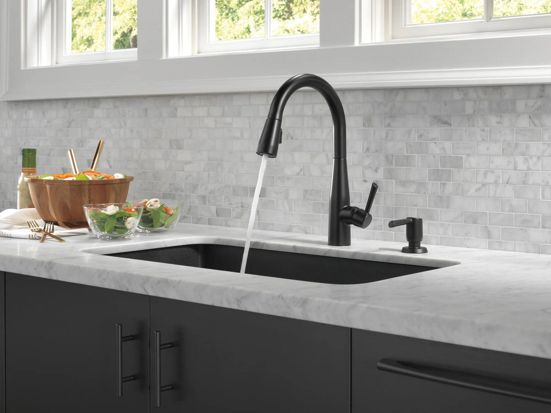 Single Handle Pull-down Kitchen Faucet (Recertified)