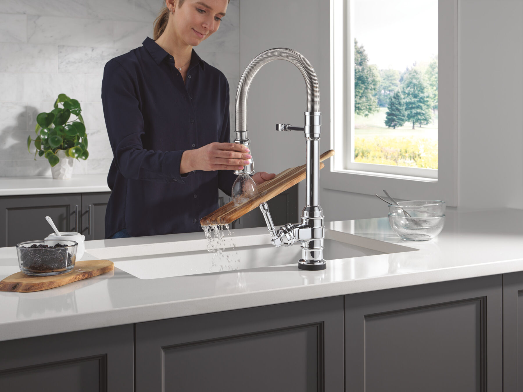 Touch<sub>2</sub>O&reg; Technology Kitchen Faucet with Touchless Technology