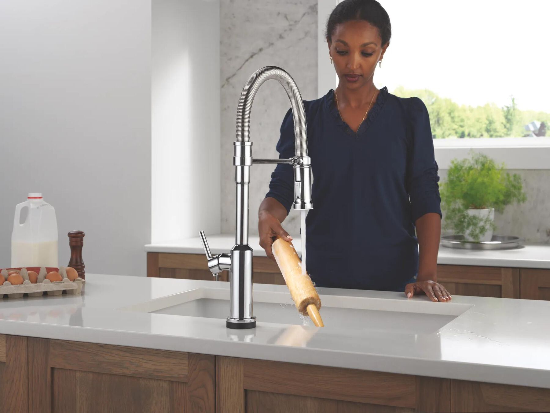 Touch2O&reg; Technology Kitchen Faucet with Touchless Technology