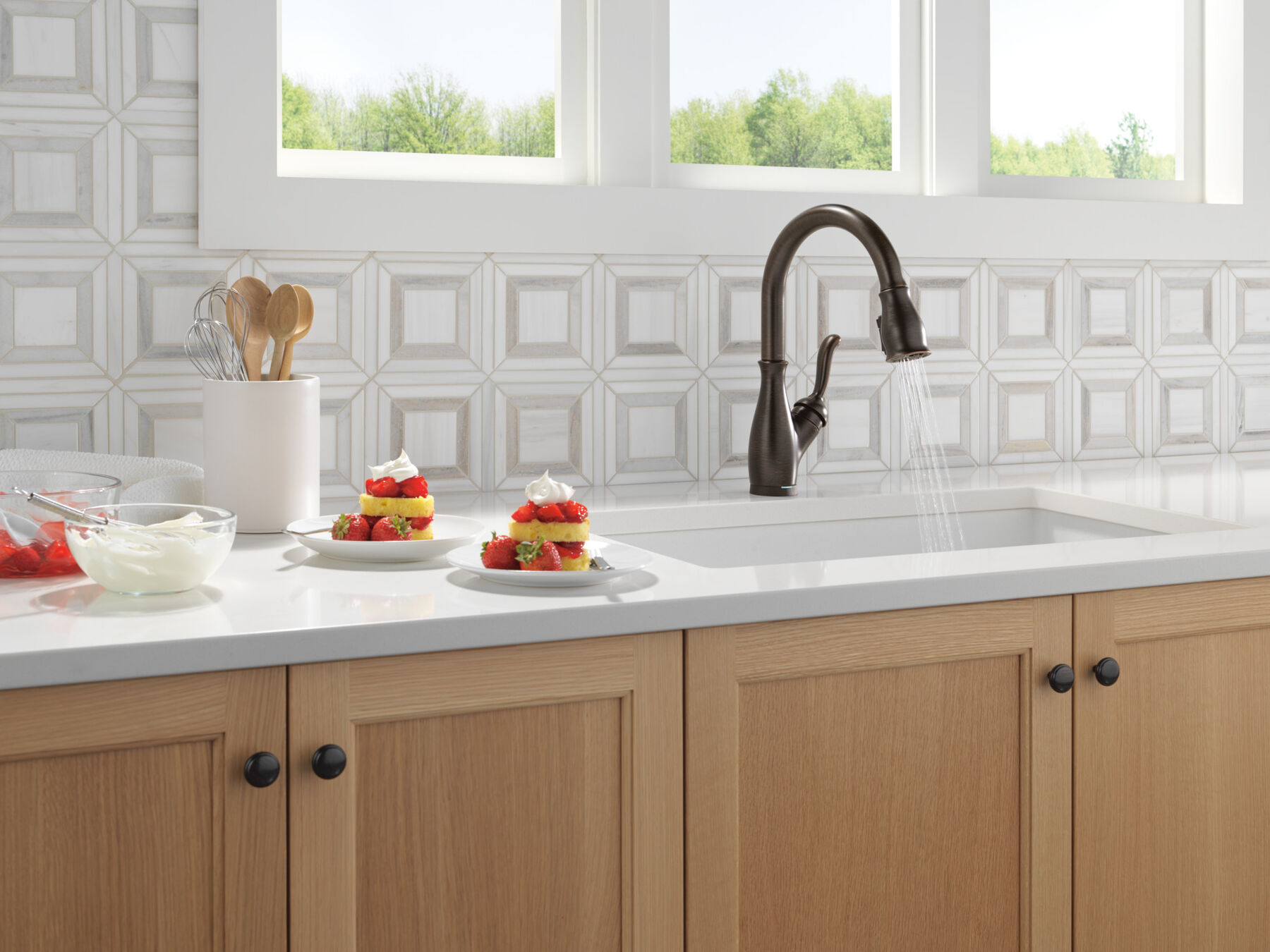 Touch<sub>2</sub>O&reg; Technology Kitchen Faucet with Touchless Technology