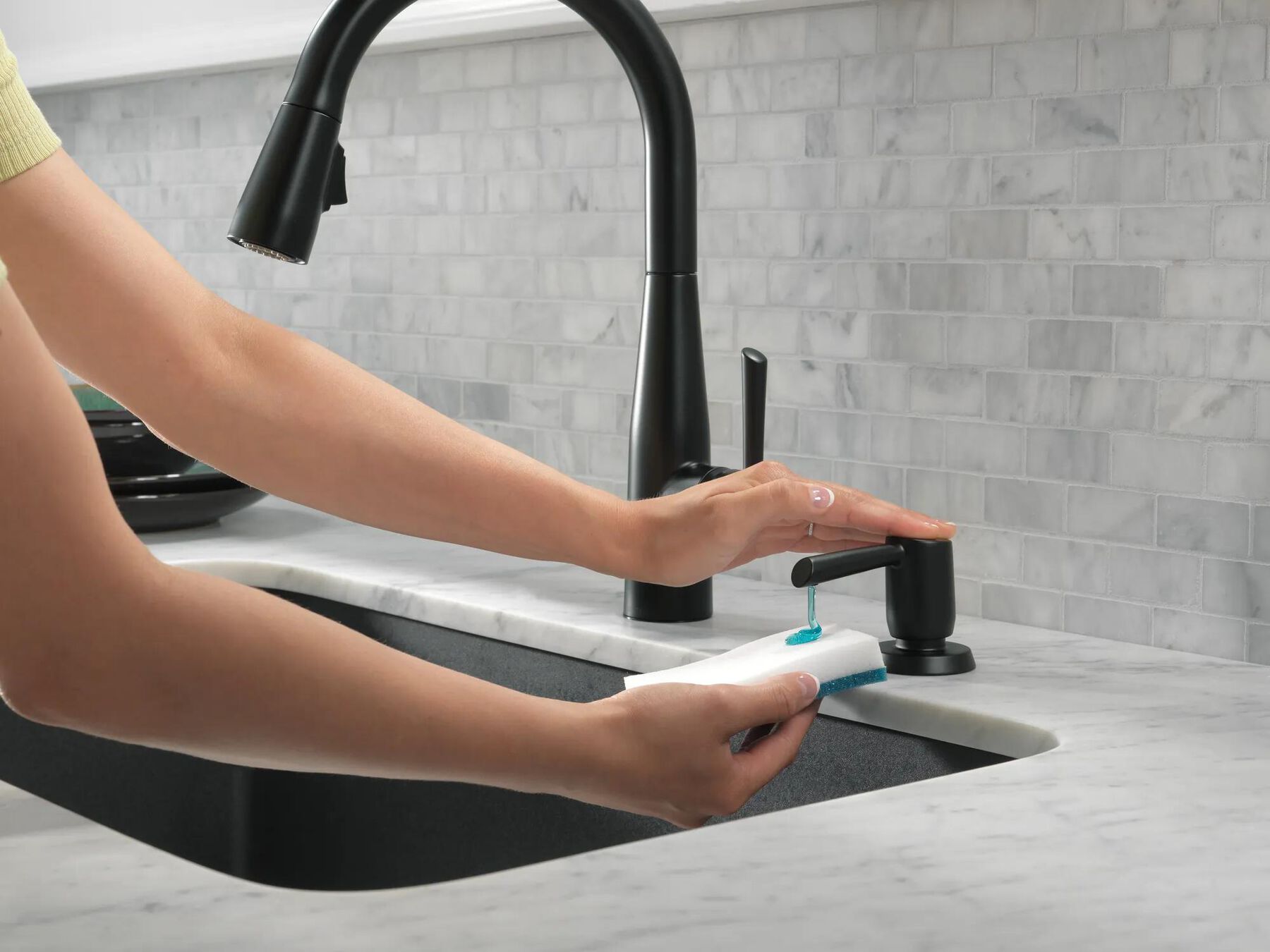Single Handle Pull-down Kitchen Faucet (Recertified)
